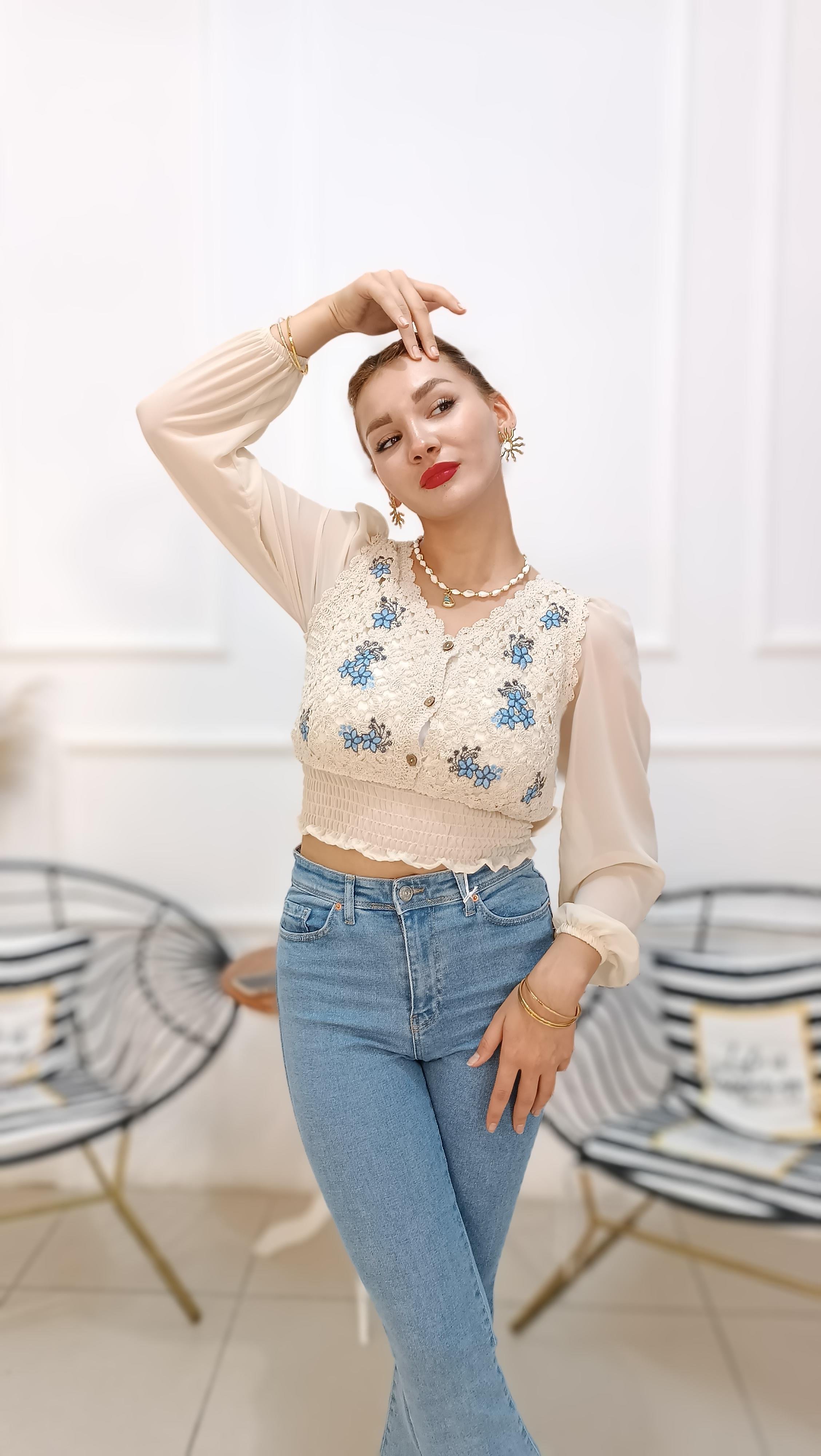 Nakış İşlemeli Kol ve Sırtı Tül Detaylı Bluz