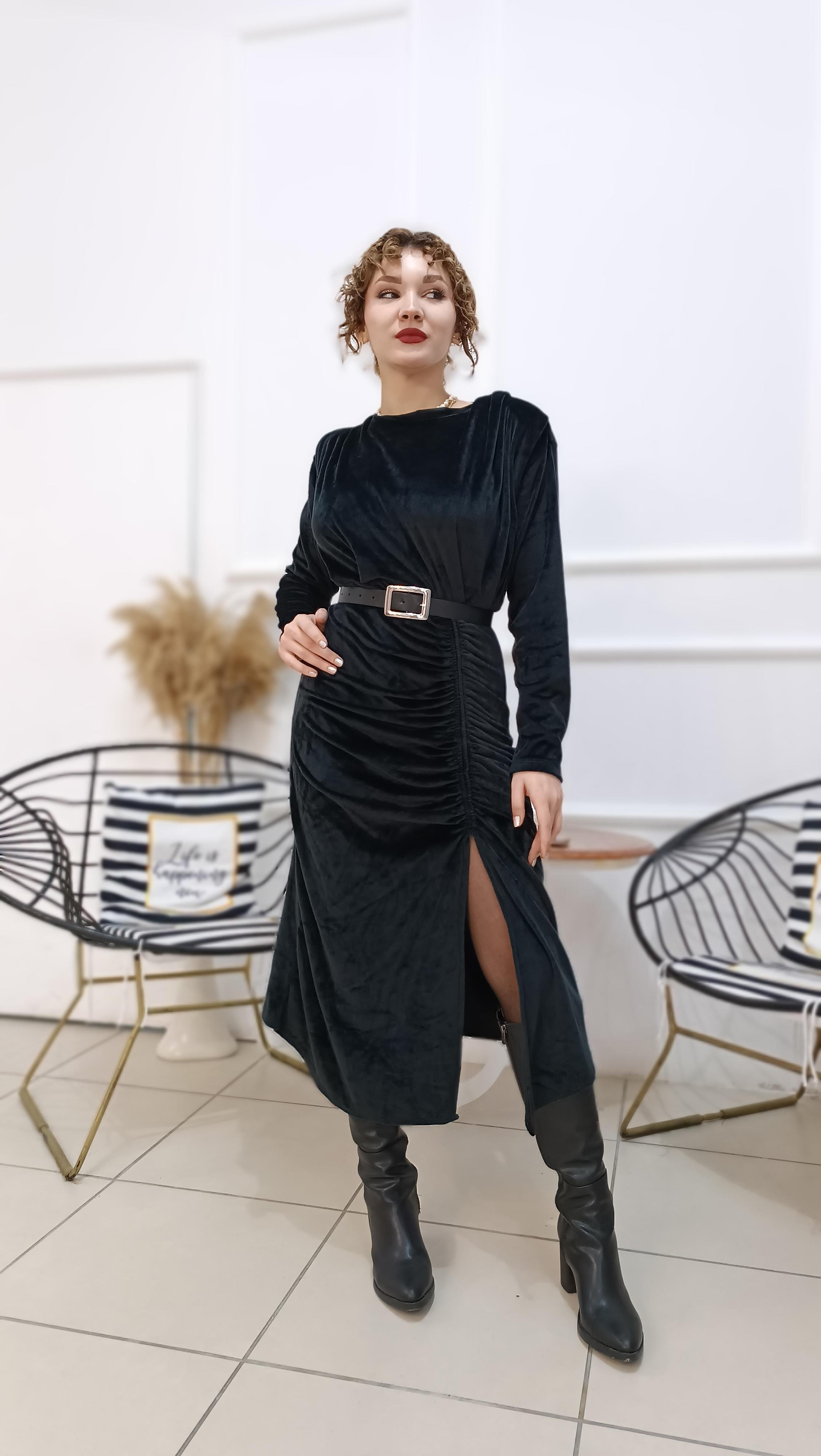 Omuzları Vatkalı Drape ve Yırtmaç Detaylı Kadife Elbise