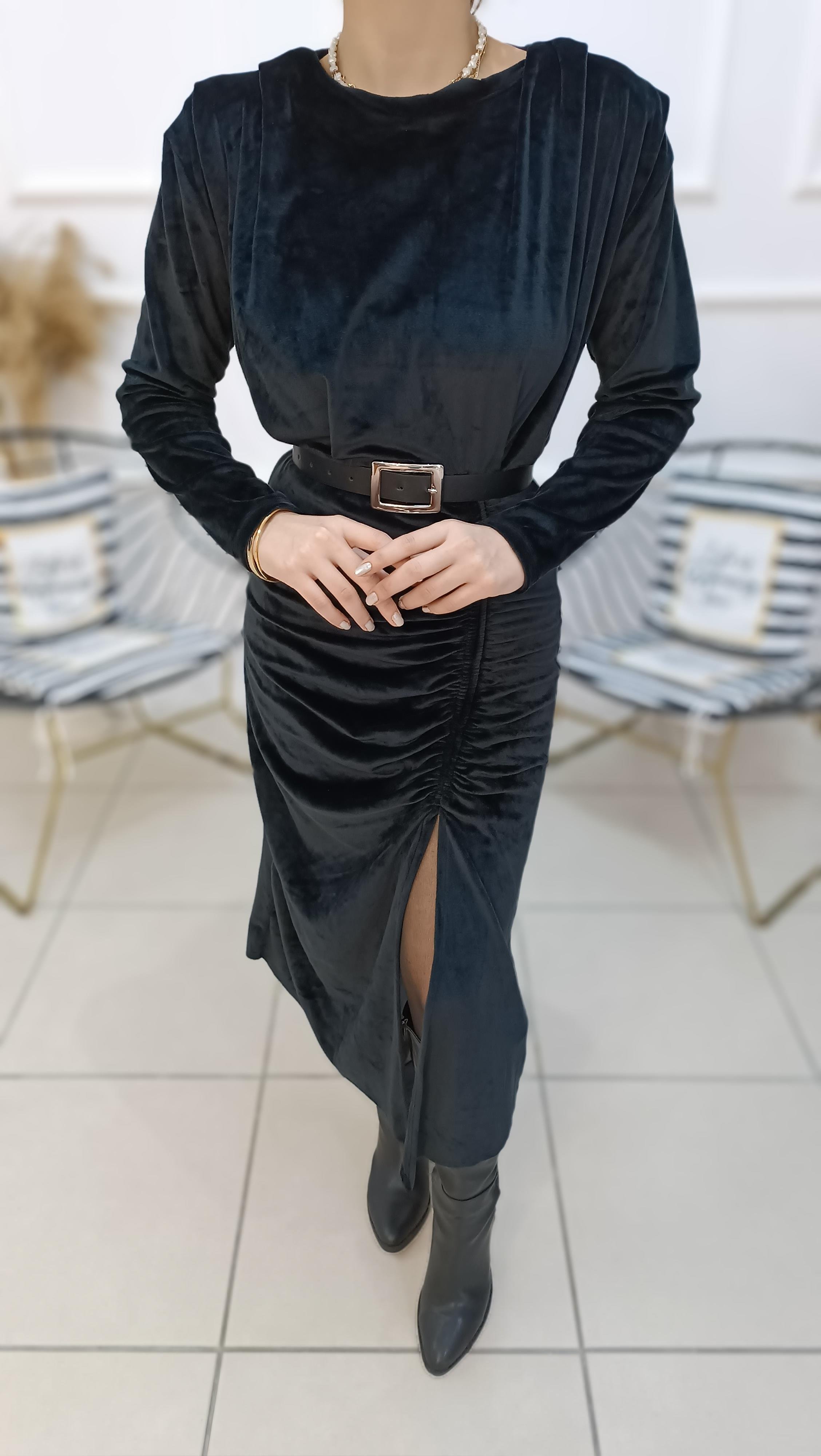 Omuzları Vatkalı Drape ve Yırtmaç Detaylı Kadife Elbise