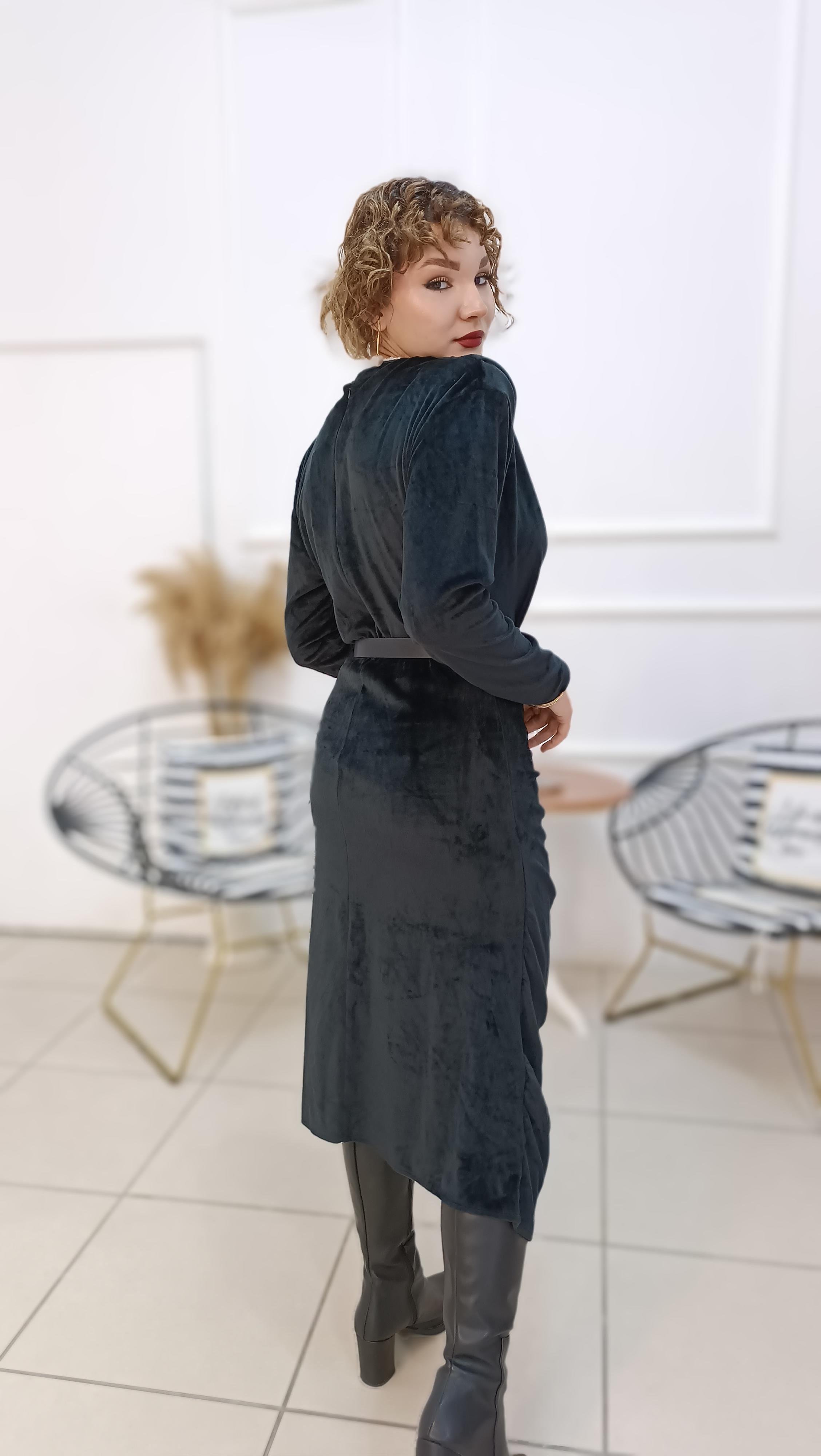 Omuzları Vatkalı Drape ve Yırtmaç Detaylı Kadife Elbise
