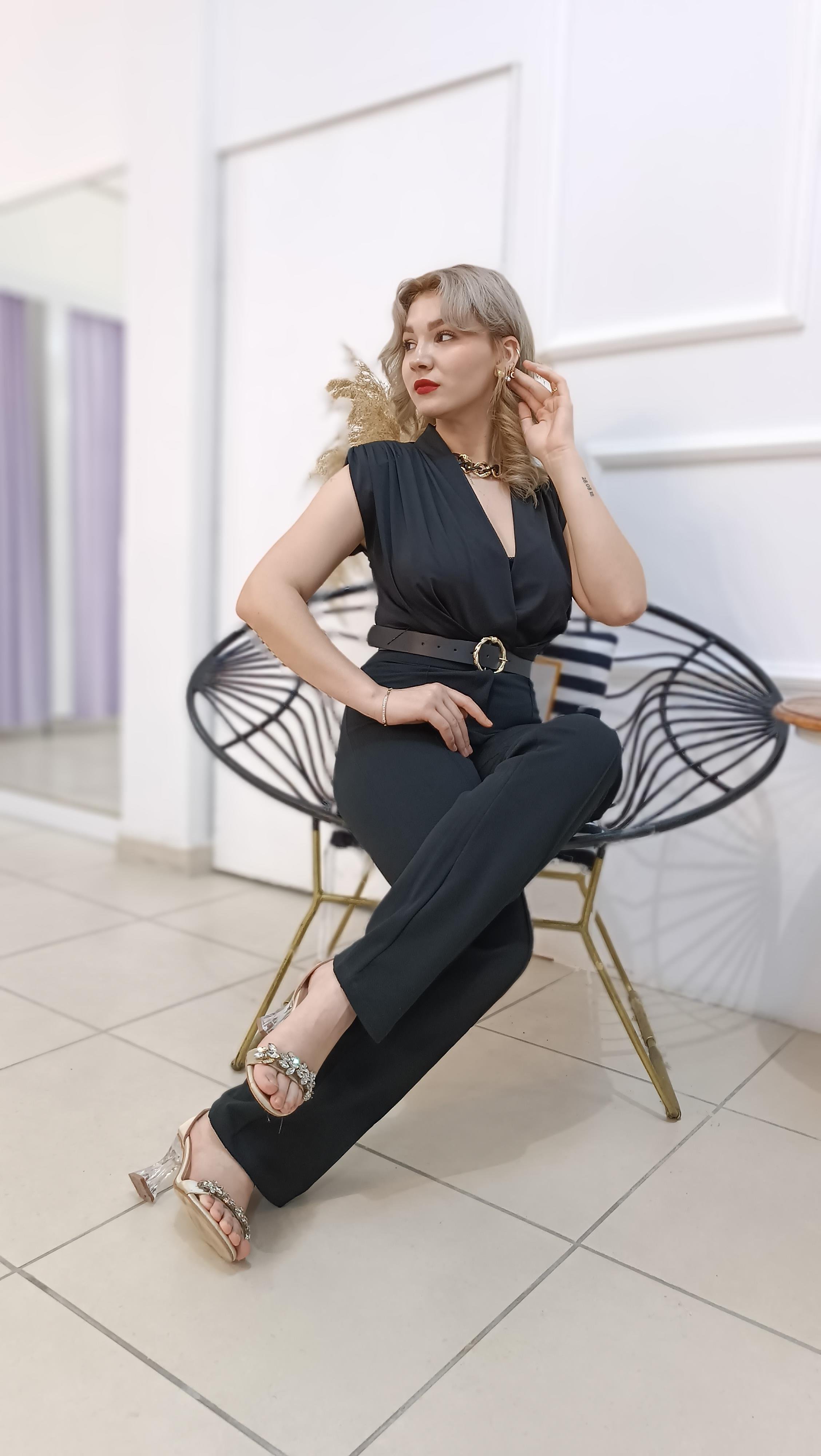 Omuzları Vatkalı Kruvaze Yaka Bodysuit