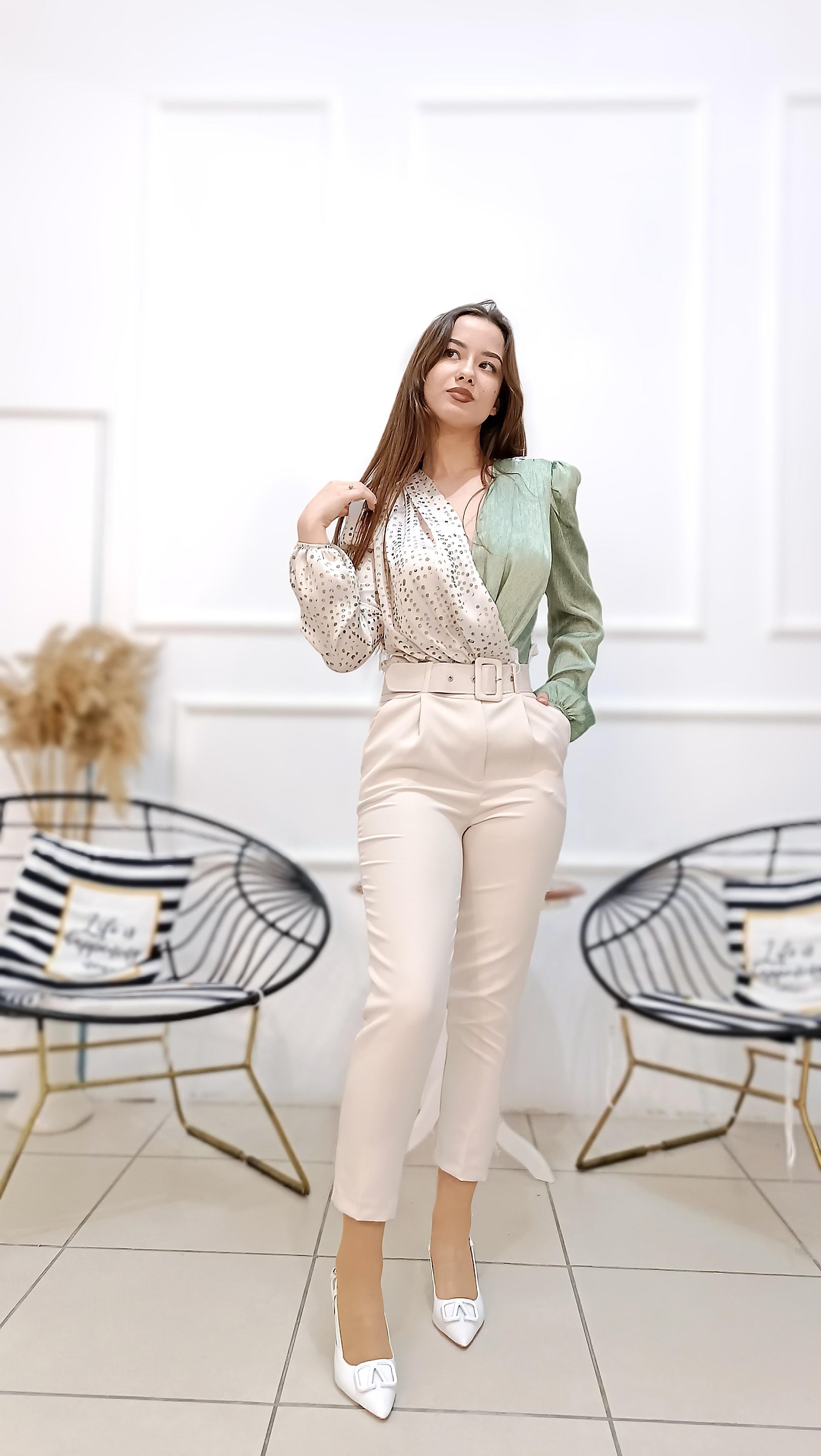 Omuzları Vatkalı Kruvaze Yaka Özel Seri Saten Bodysuit