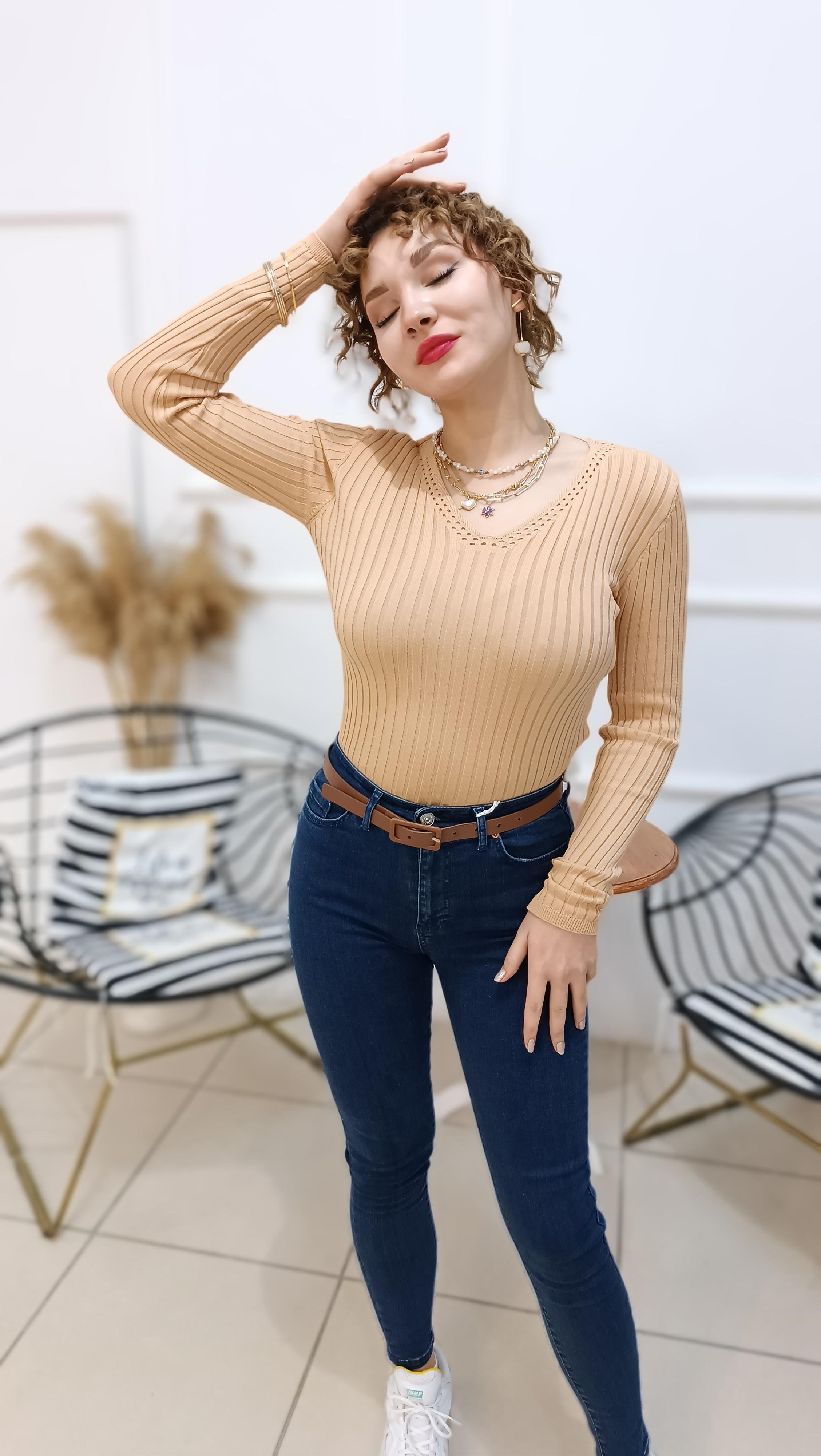 Yakası Delikli Basic Triko 