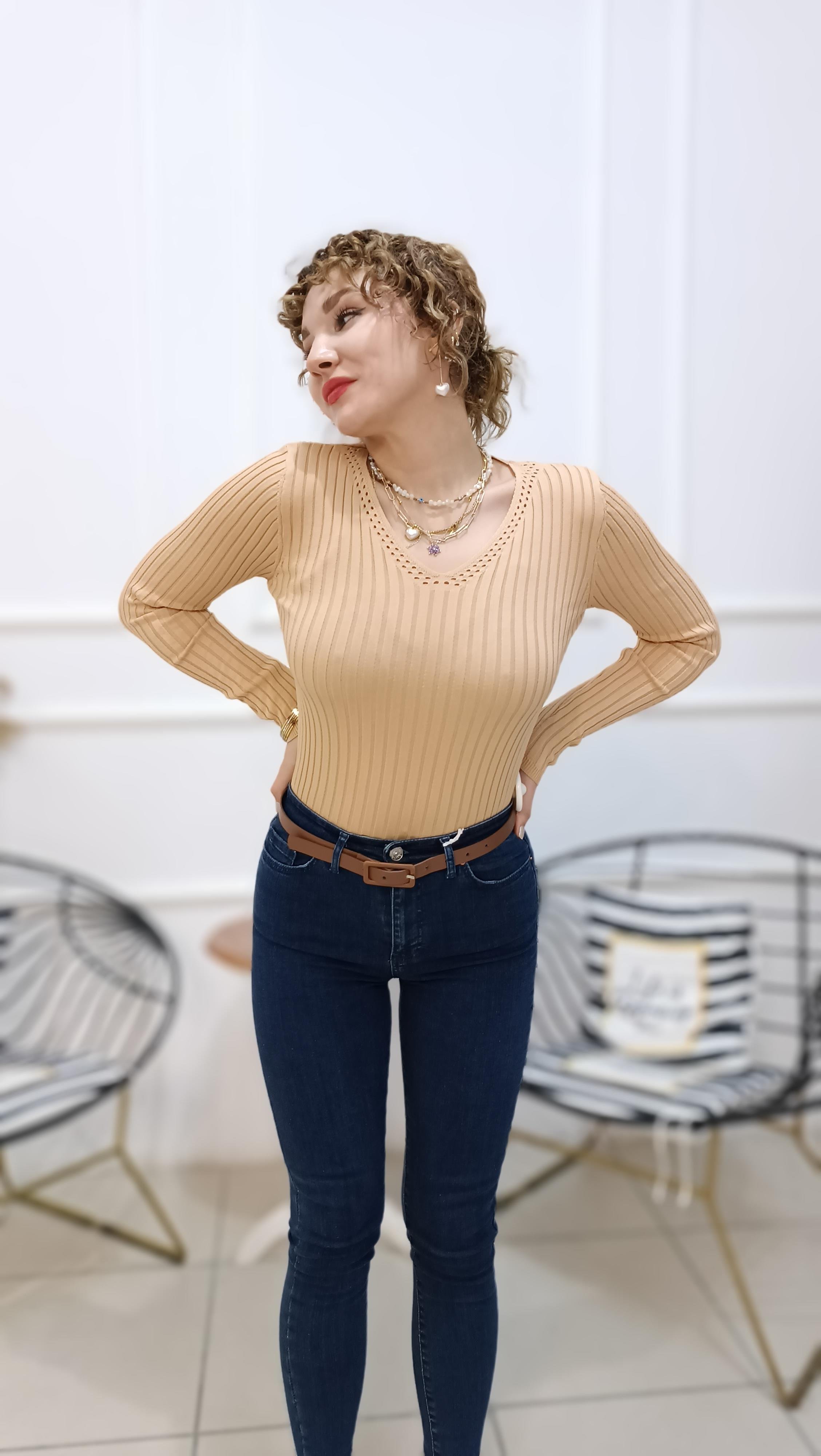 Yakası Delikli Basic Triko 