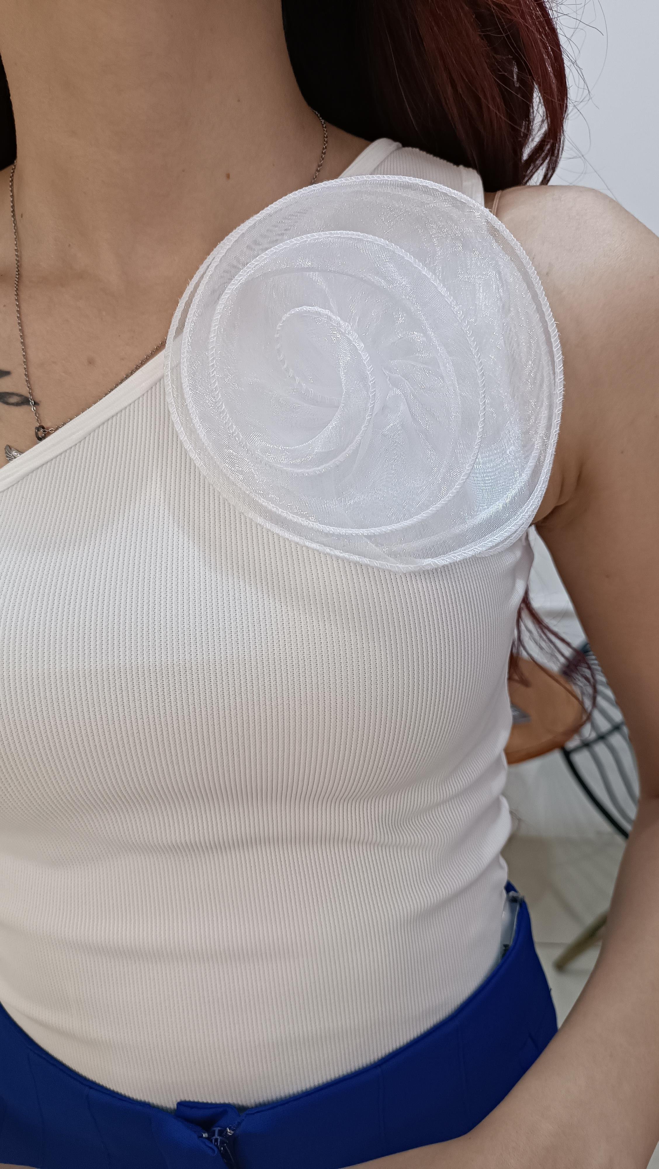 Yakası Gül Broş Detaylı Tek Omuz Crop