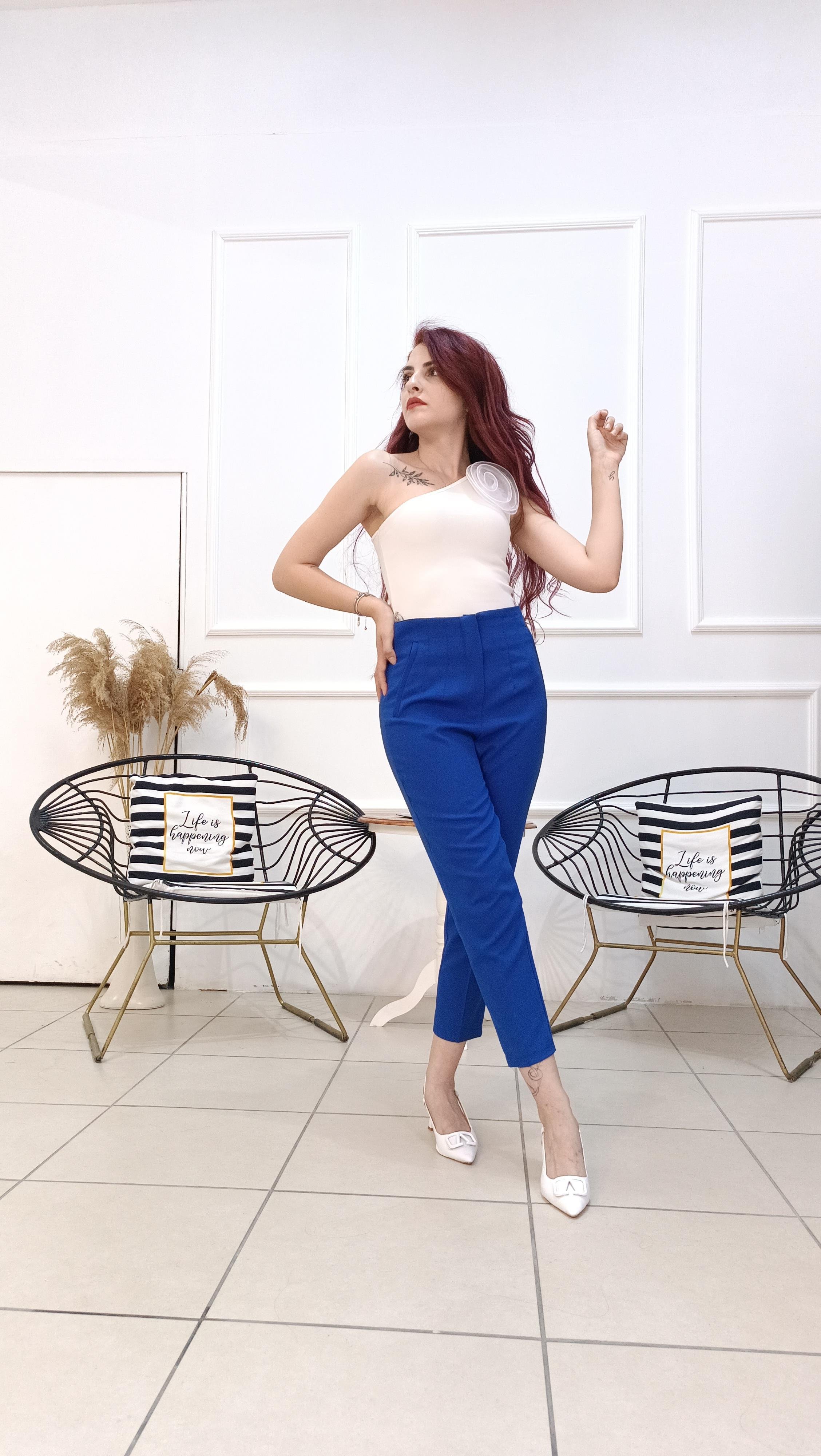 Yakası Gül Broş Detaylı Tek Omuz Crop