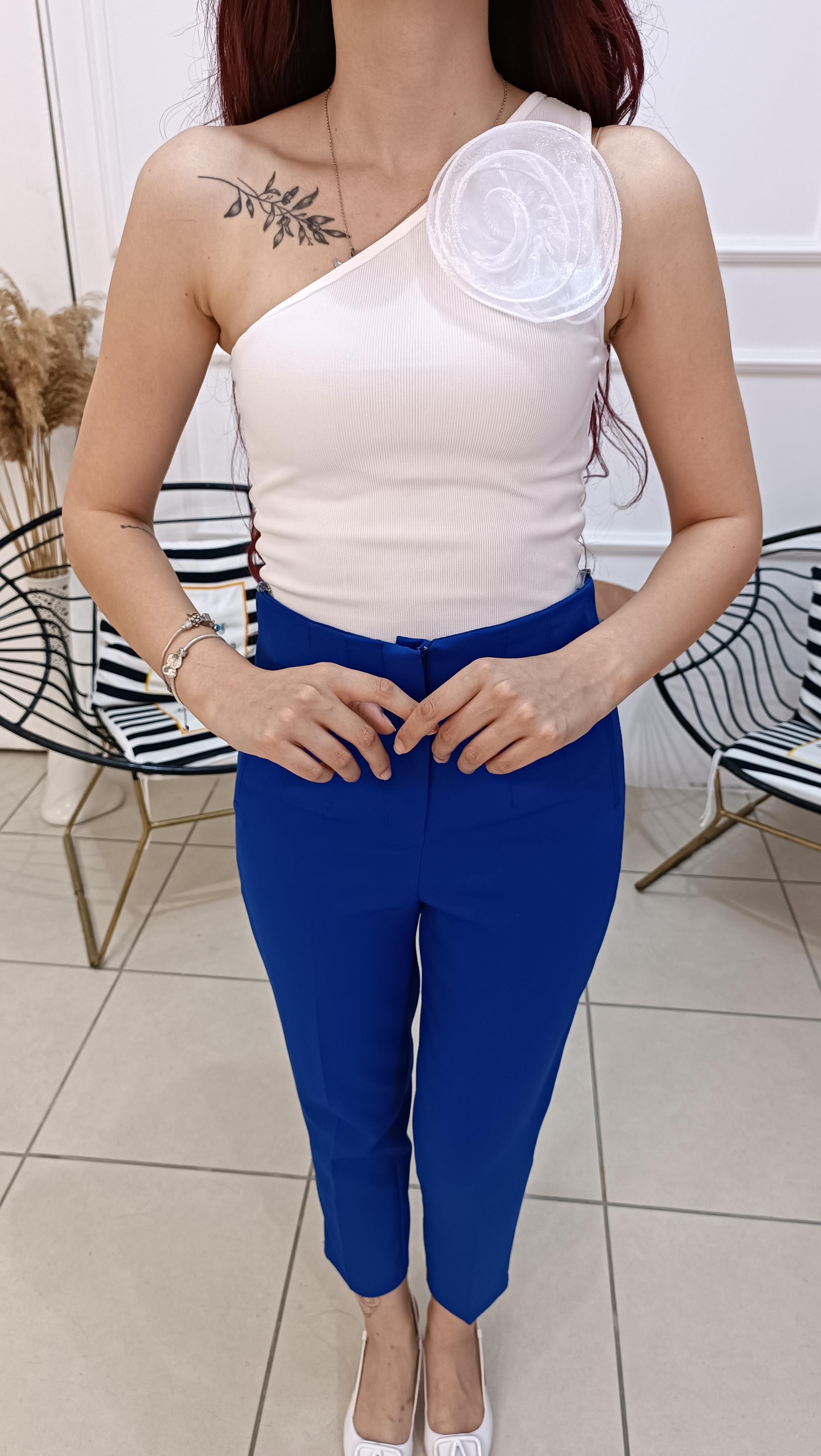 Yakası Gül Broş Detaylı Tek Omuz Crop