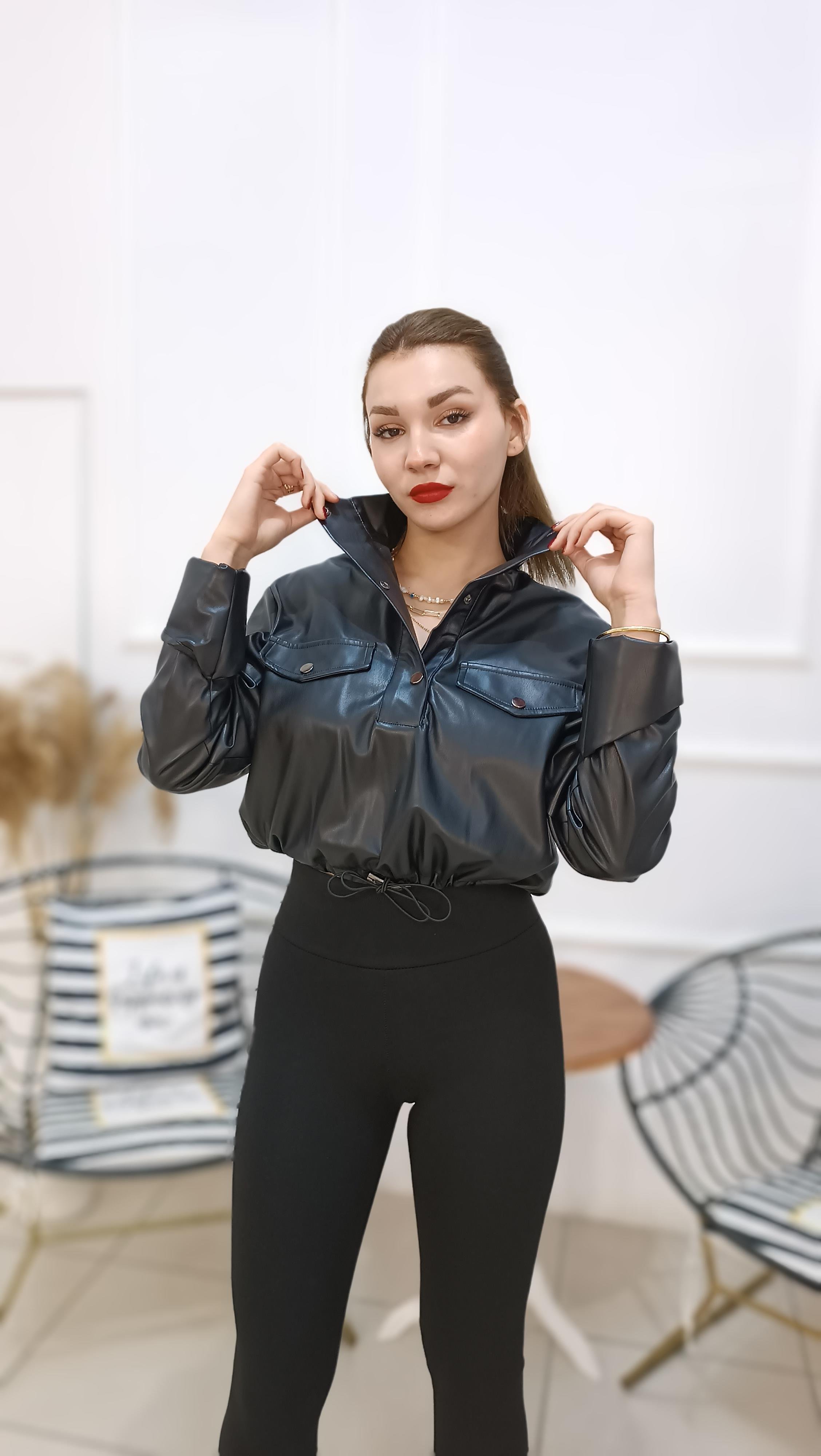 Yakası ve Cepleri Çıtçıtlı Beli Büzgü Detaylı Deri Crop