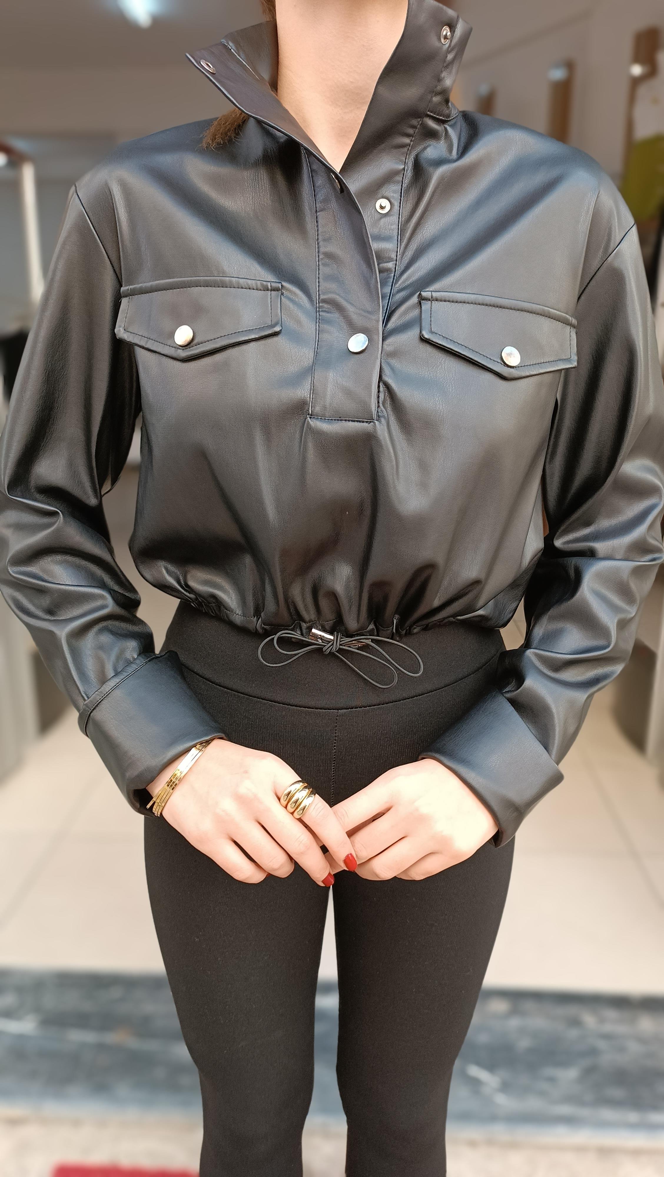Yakası ve Cepleri Çıtçıtlı Beli Büzgü Detaylı Deri Crop