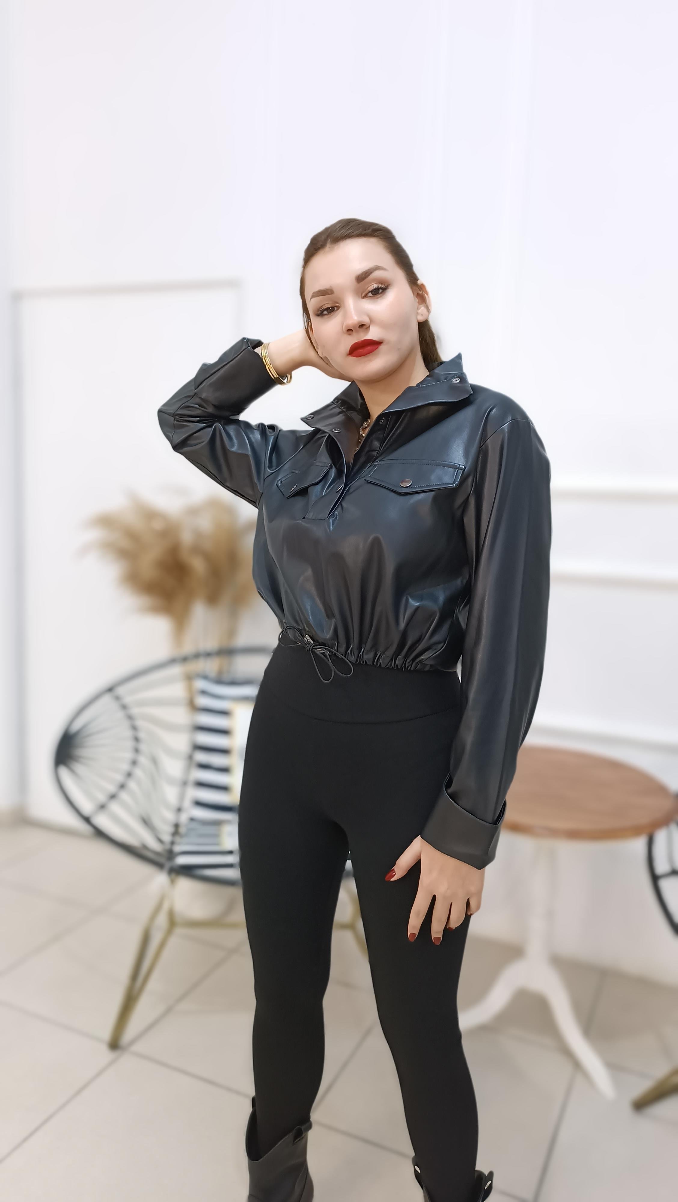 Yakası ve Cepleri Çıtçıtlı Beli Büzgü Detaylı Deri Crop