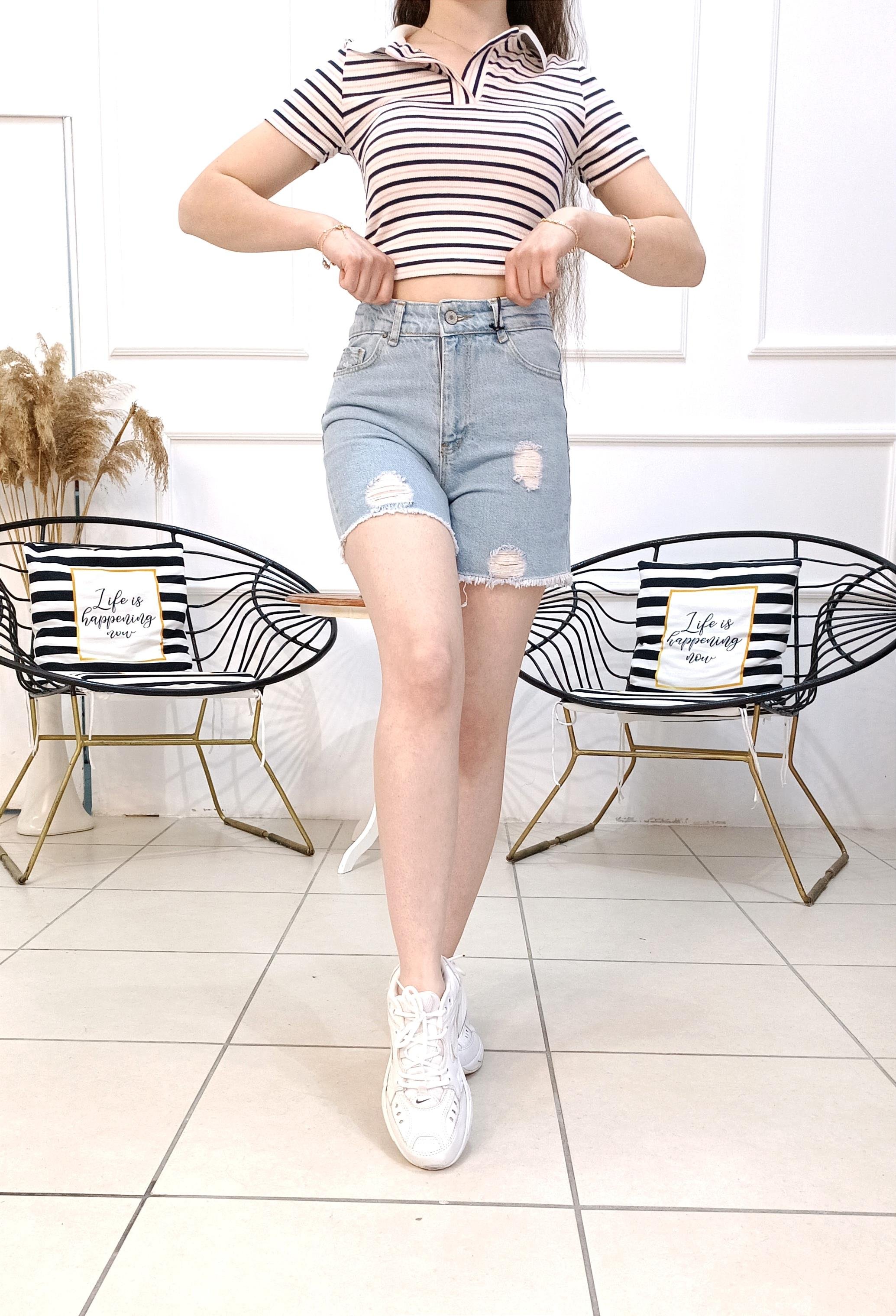Yüksek Bel Yırtık Detaylı Denim Şort