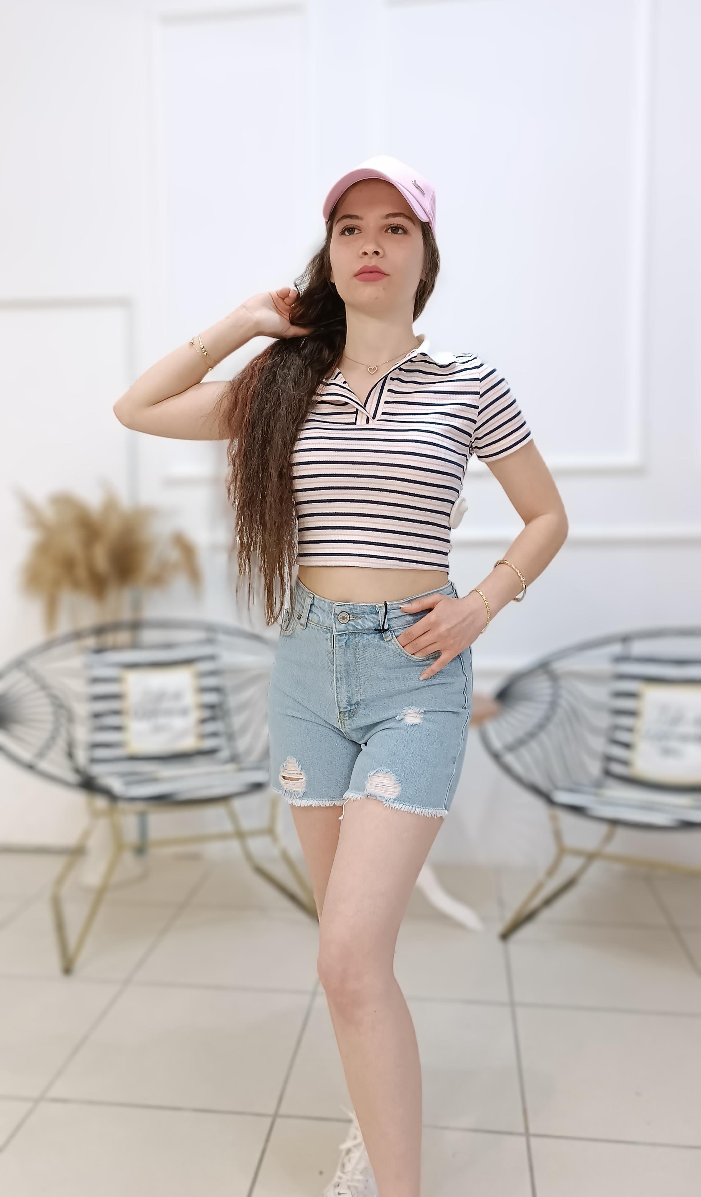 Yüksek Bel Yırtık Detaylı Denim Şort