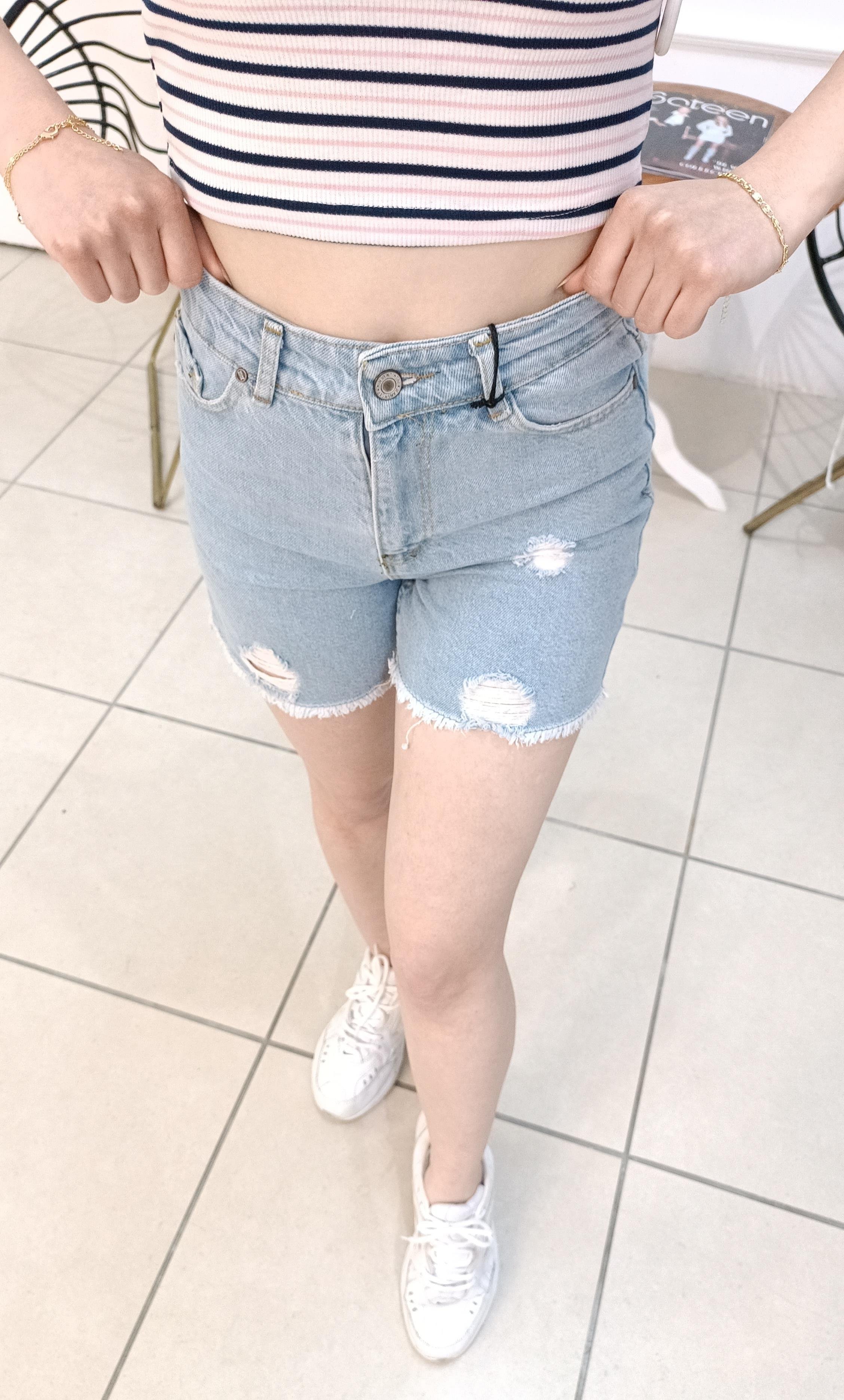 Yüksek Bel Yırtık Detaylı Denim Şort