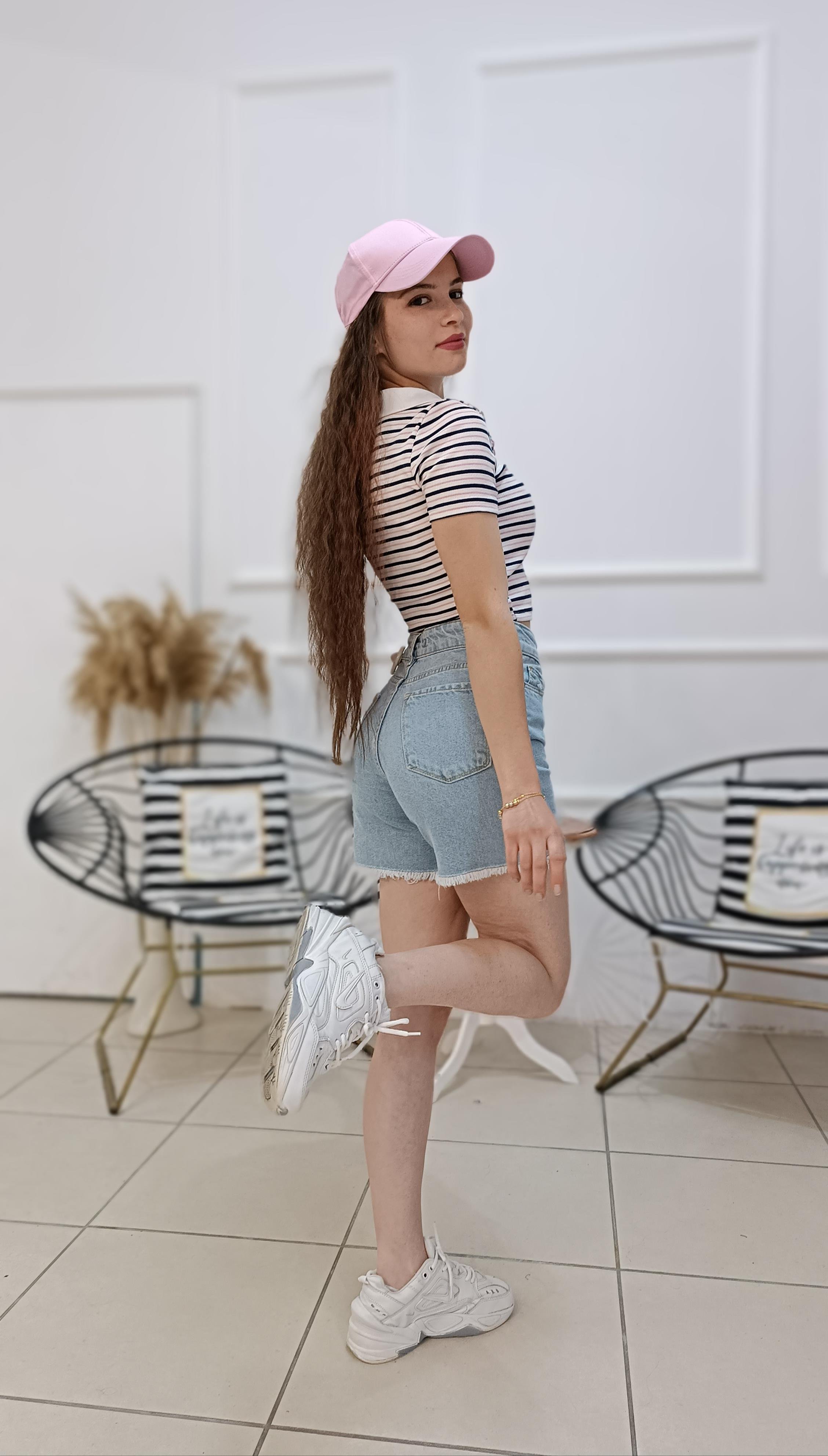 Yüksek Bel Yırtık Detaylı Denim Şort