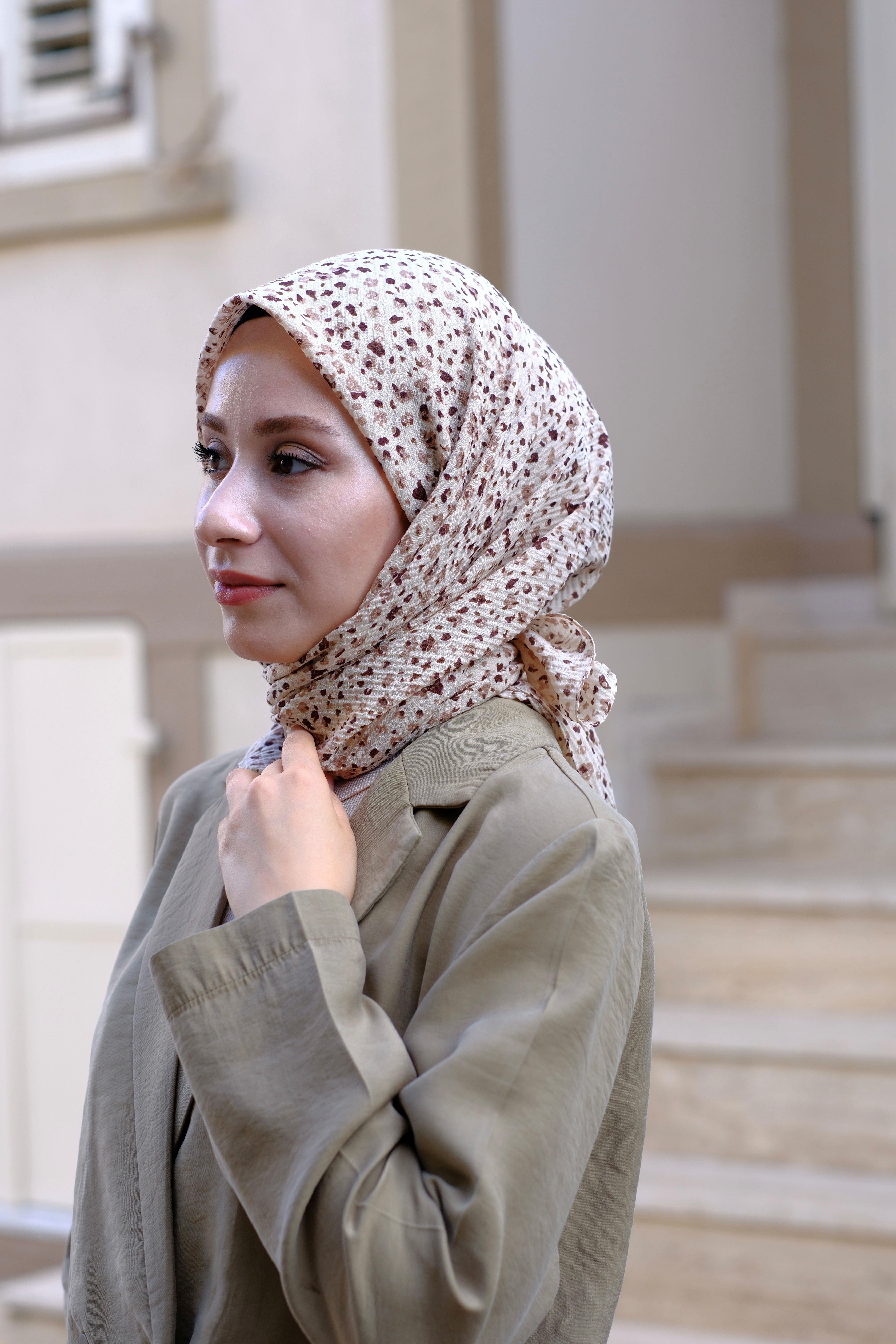 Çiçek Desenli Bürümcük Eşarp Bej