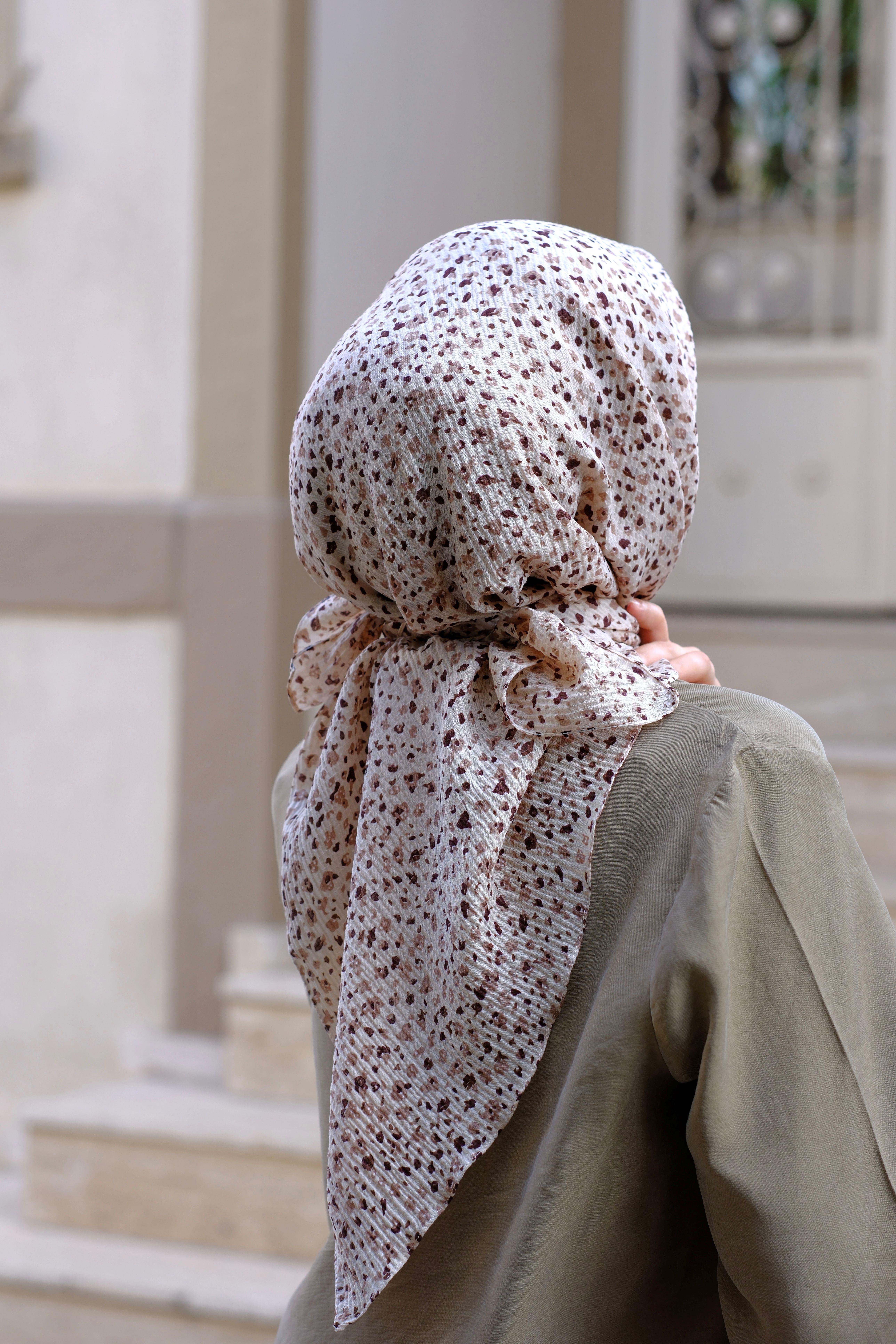 Çiçek Desenli Bürümcük Eşarp Bej