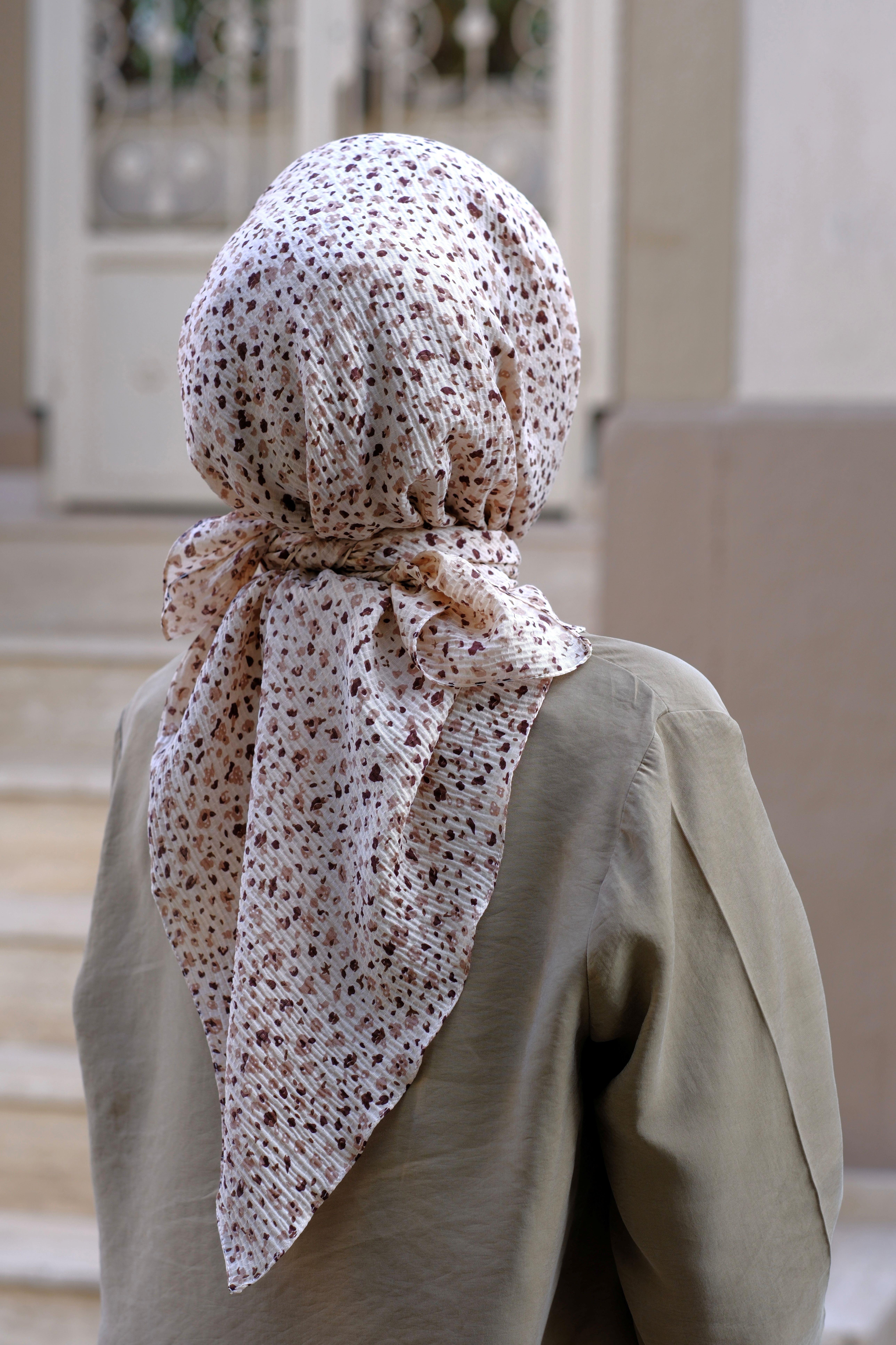 Çiçek Desenli Bürümcük Eşarp Bej