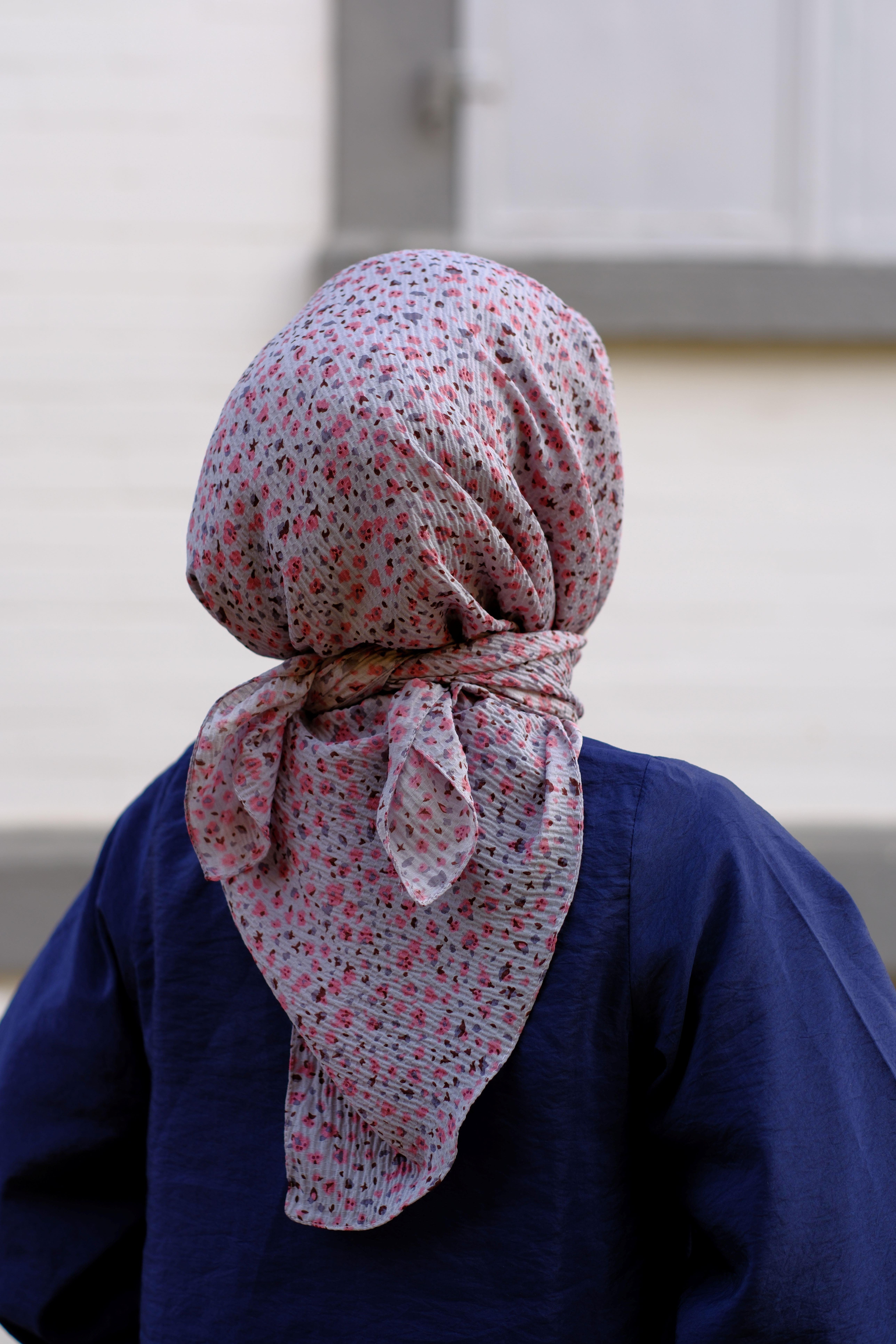 Çiçek Desenli Bürümcük Eşarp Gri 