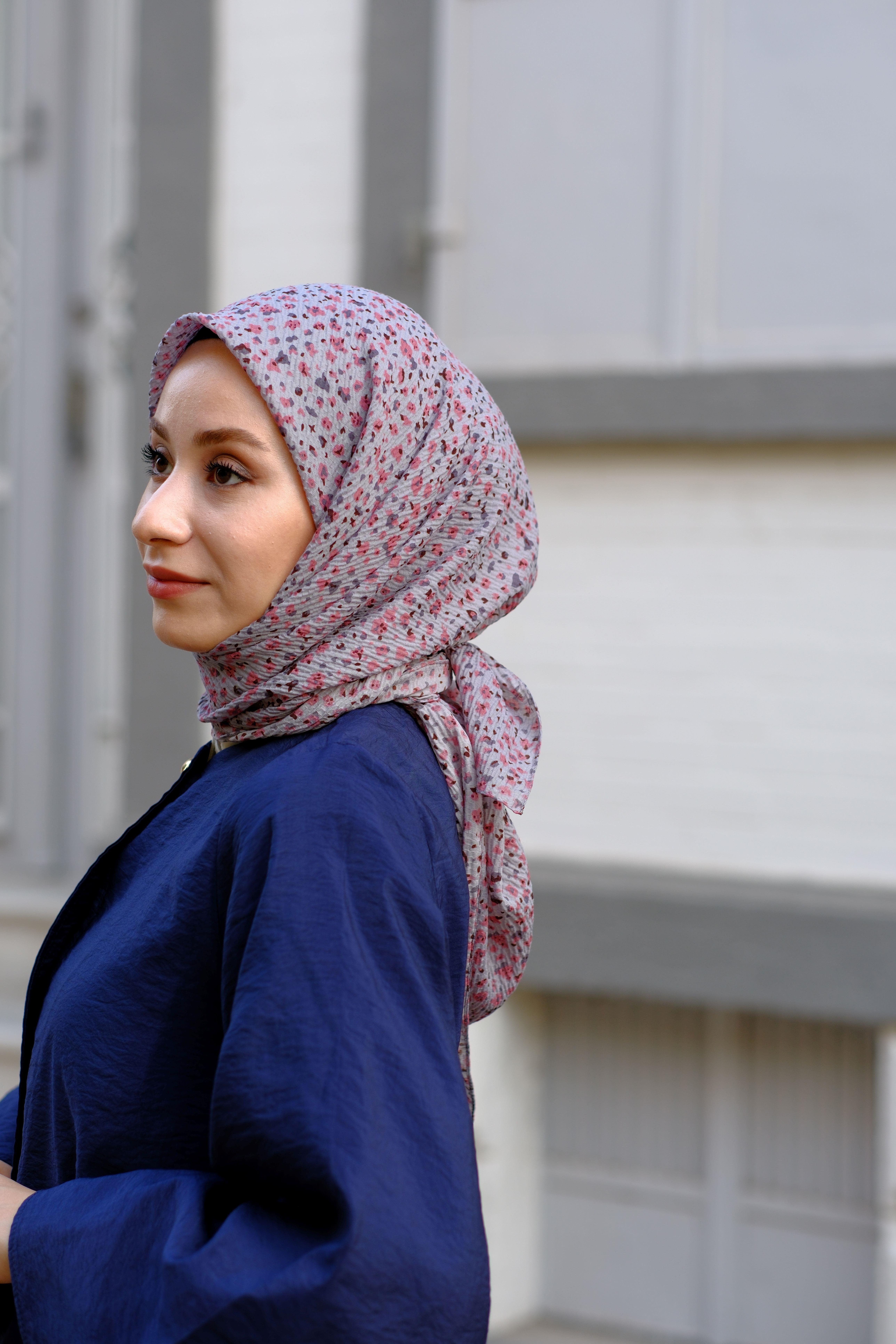 Çiçek Desenli Bürümcük Eşarp Gri 