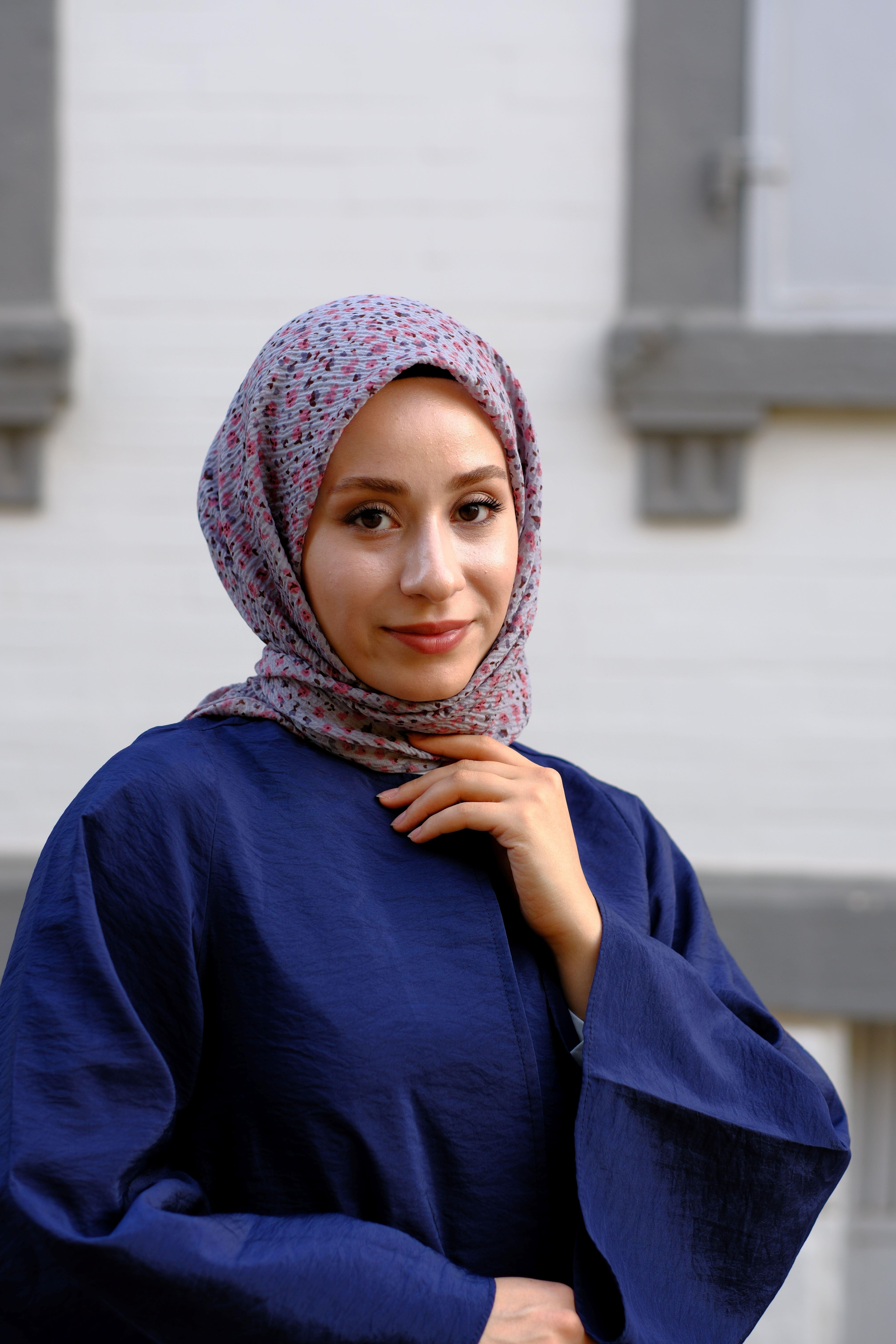 Çiçek Desenli Bürümcük Eşarp Gri 