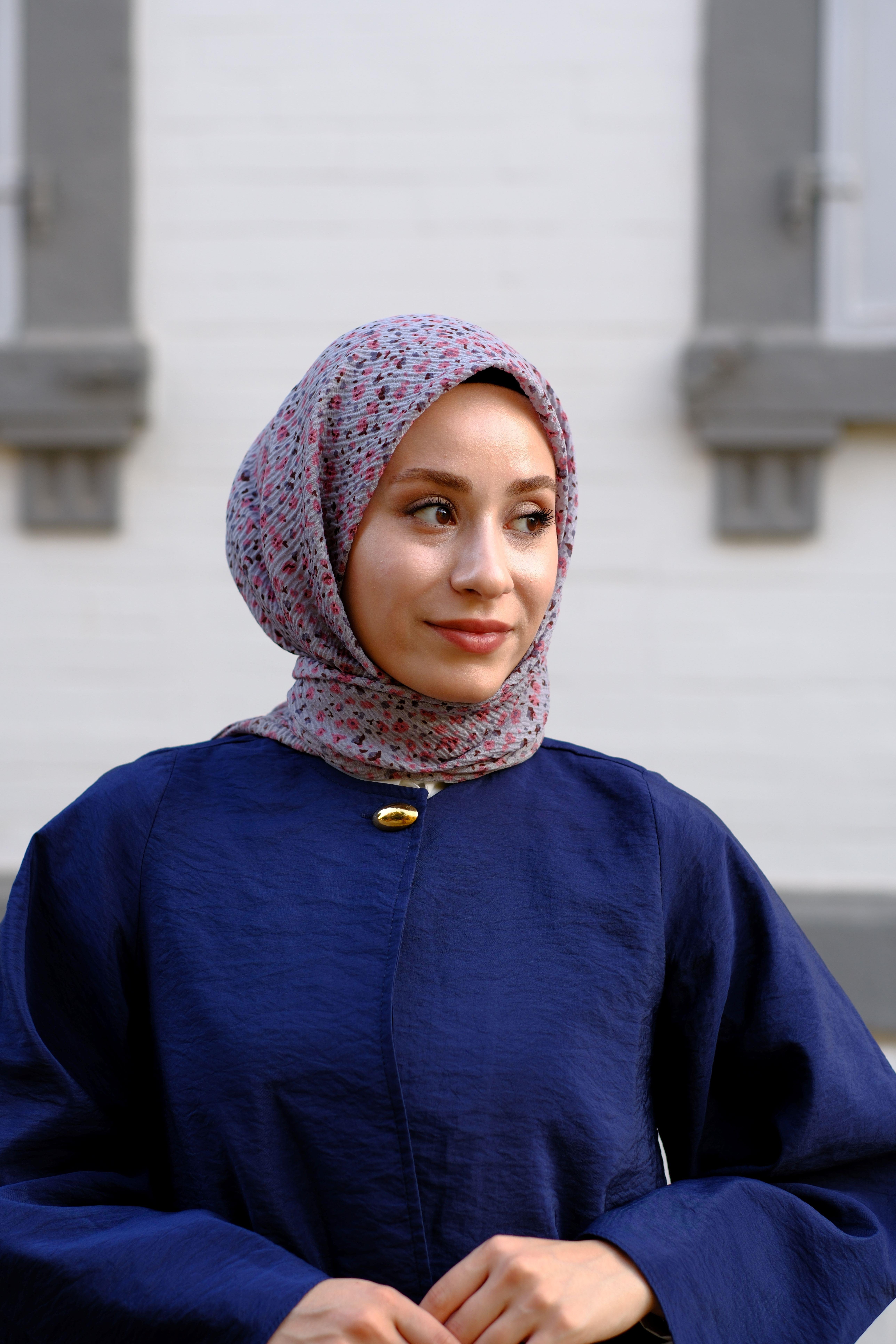 Çiçek Desenli Bürümcük Eşarp Gri 