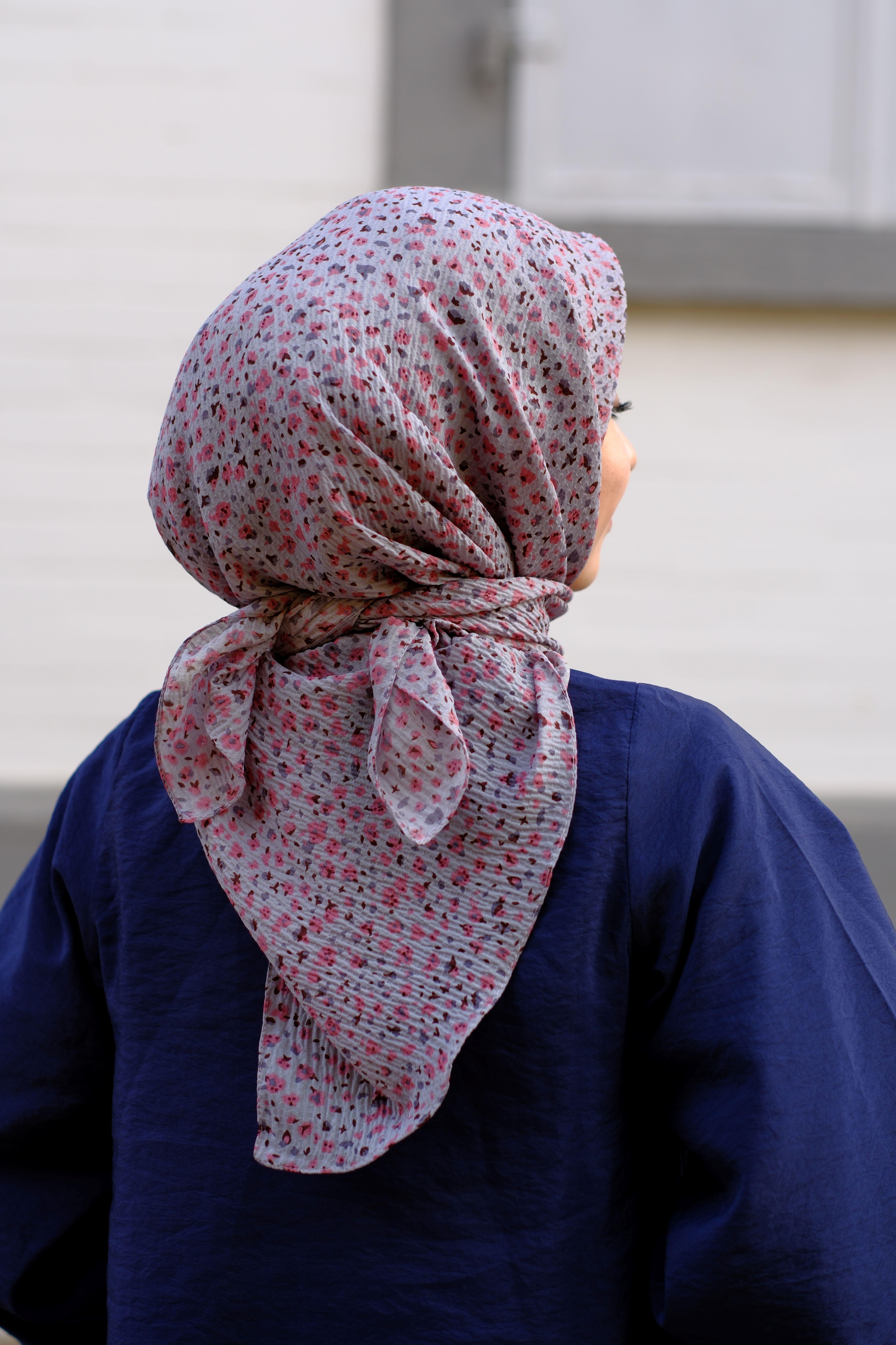 Çiçek Desenli Bürümcük Eşarp Gri 