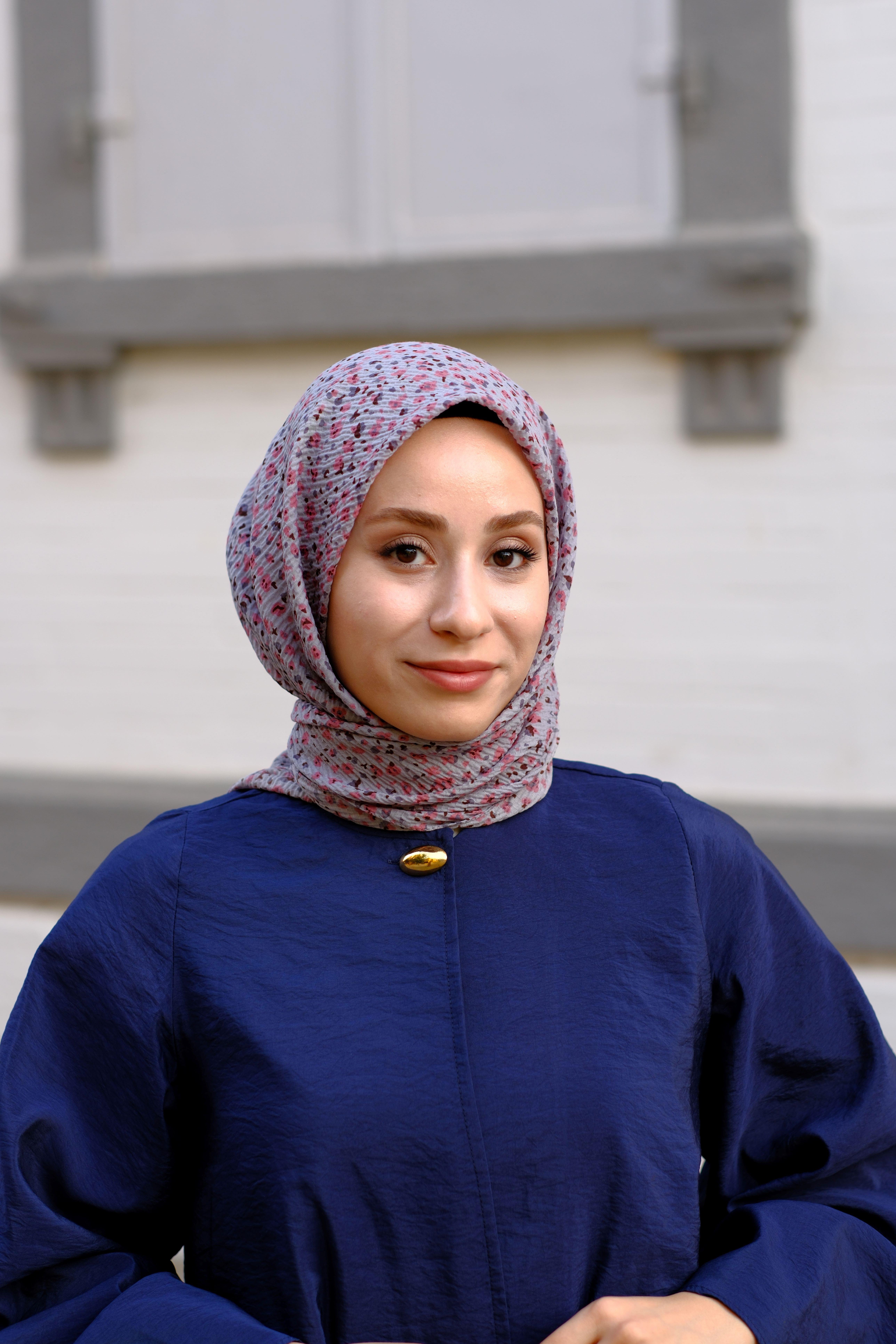 Çiçek Desenli Bürümcük Eşarp Gri 