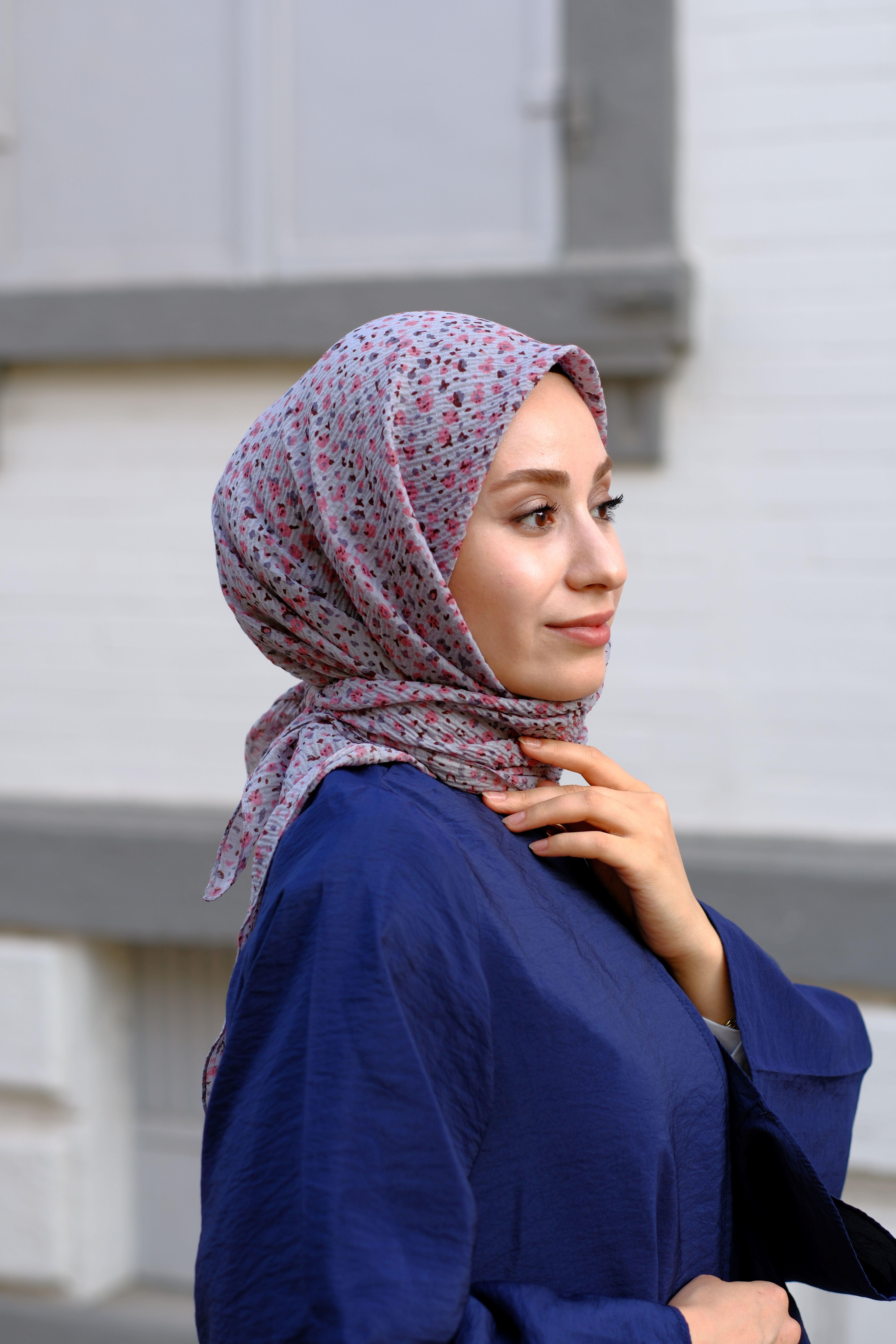 Çiçek Desenli Bürümcük Eşarp Gri 