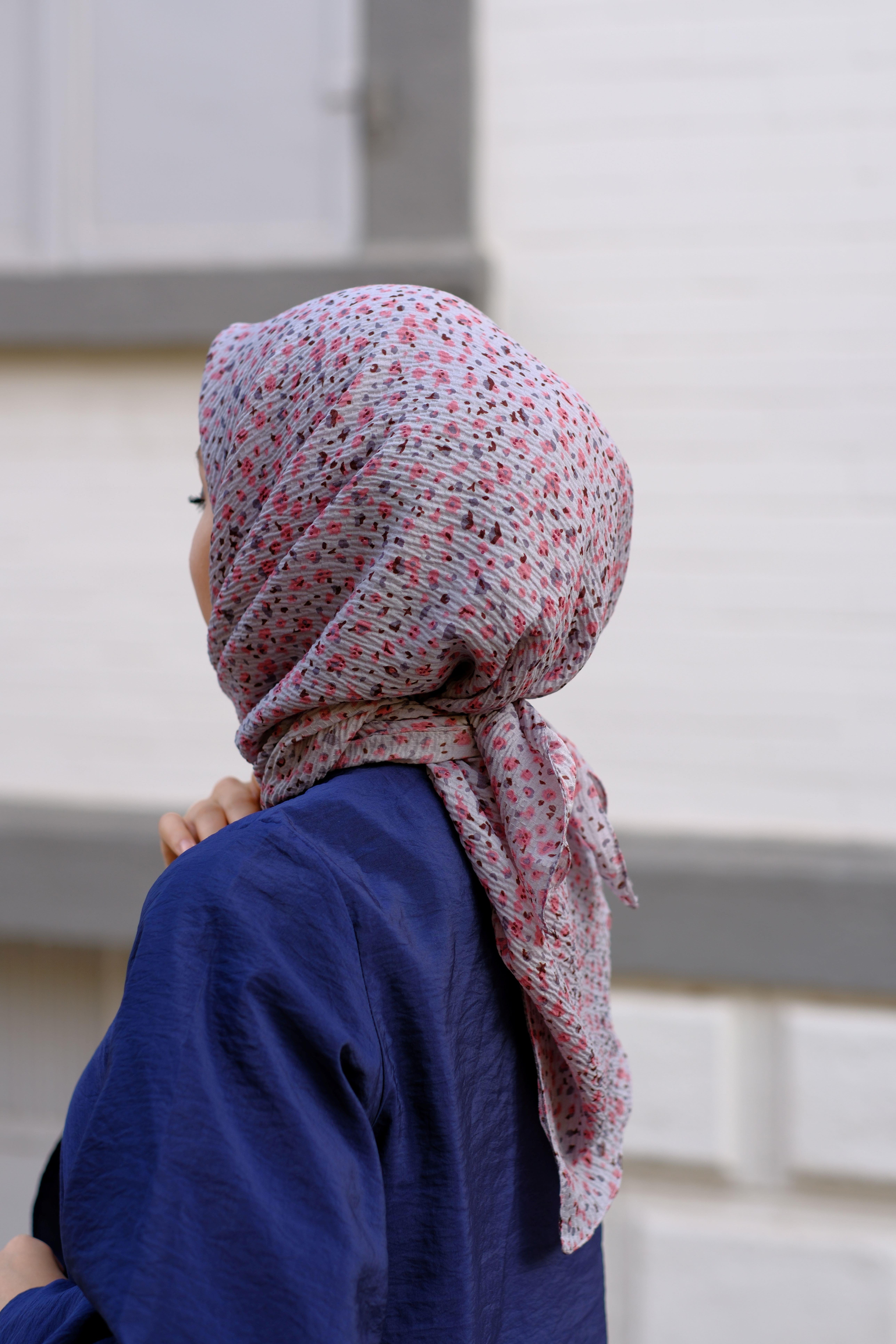 Çiçek Desenli Bürümcük Eşarp Gri 