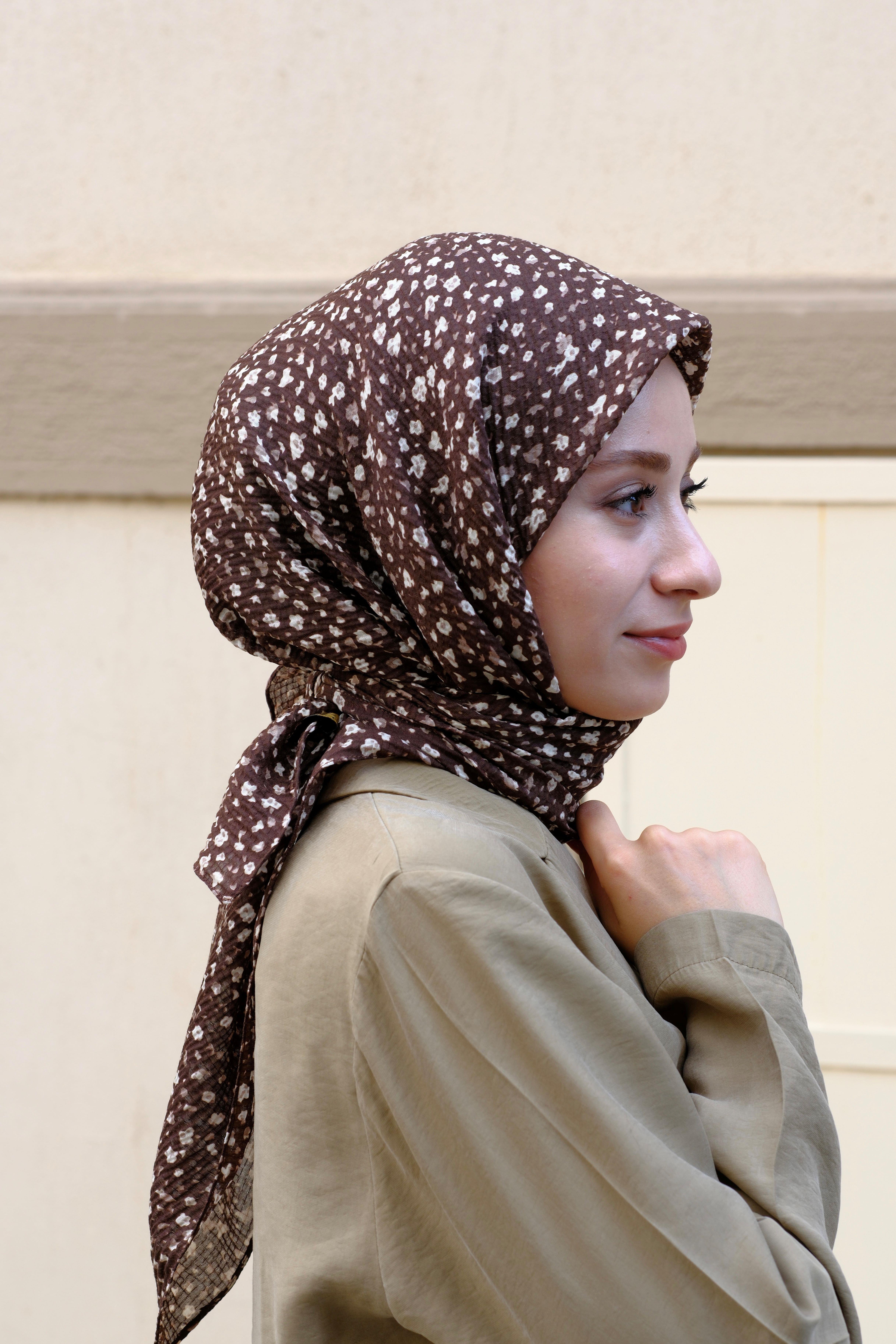 Çiçek Desenli Bürümcük Eşarp Kahverengi