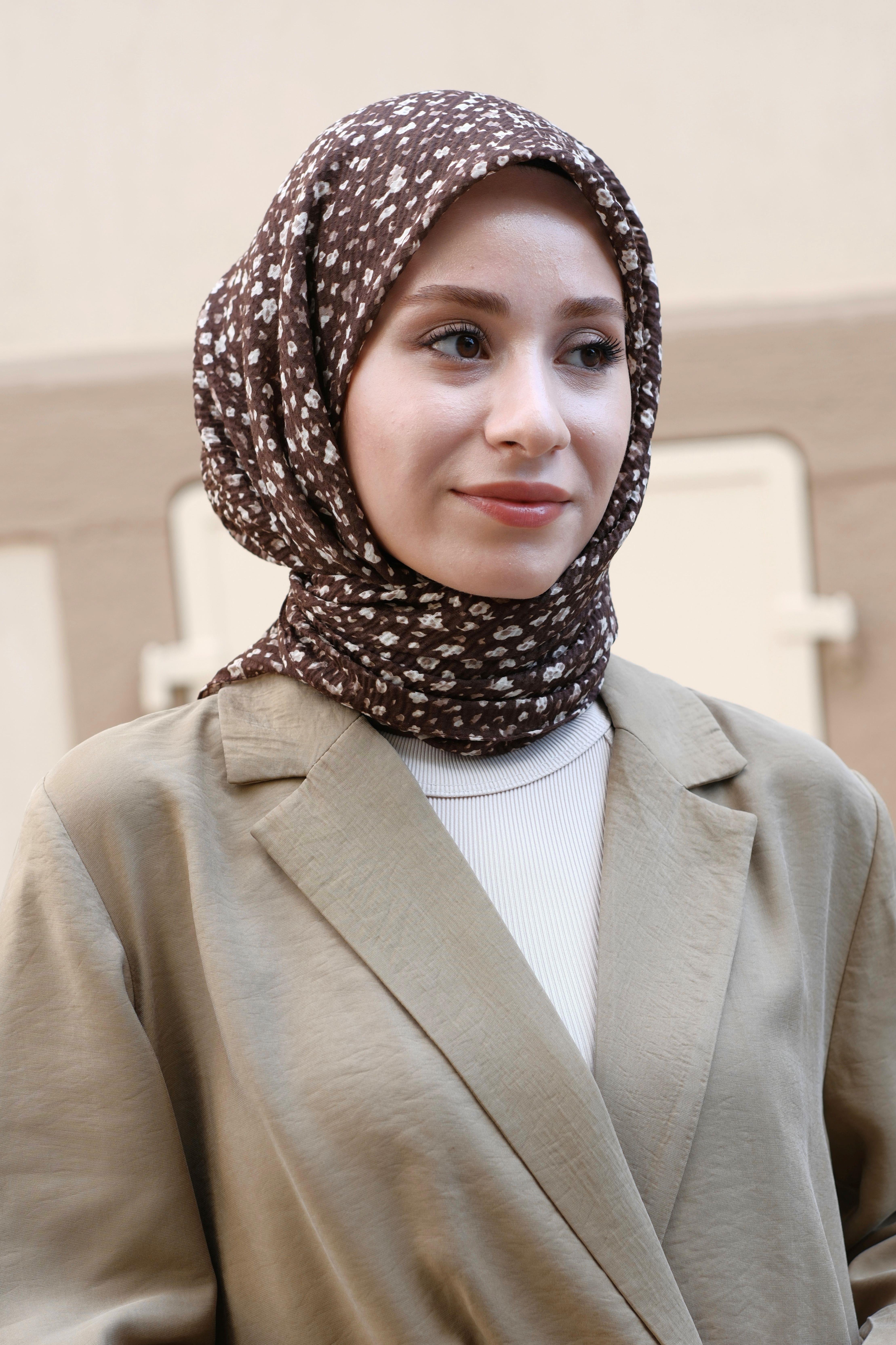 Çiçek Desenli Bürümcük Eşarp Kahverengi