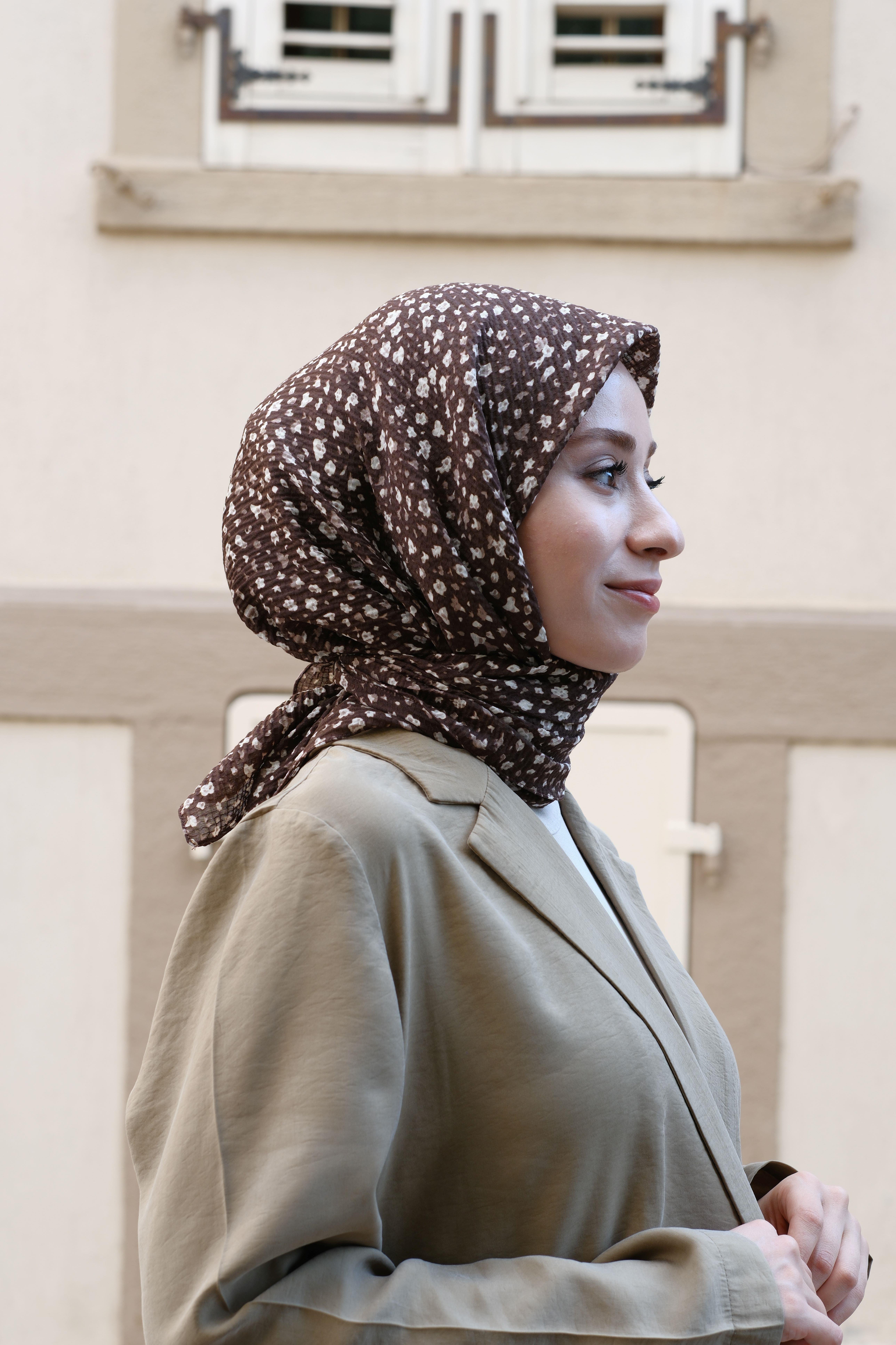 Çiçek Desenli Bürümcük Eşarp Kahverengi