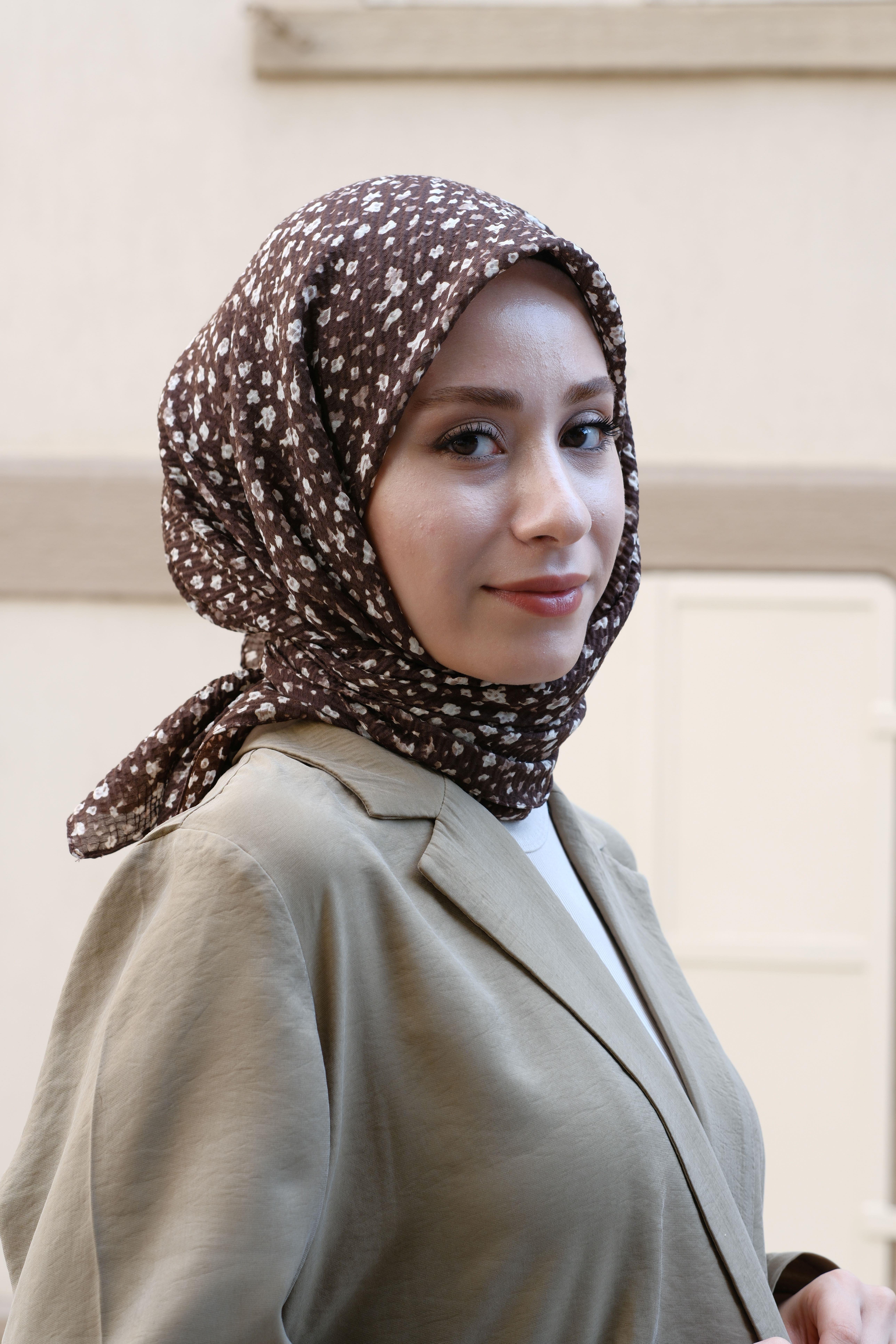 Çiçek Desenli Bürümcük Eşarp Kahverengi