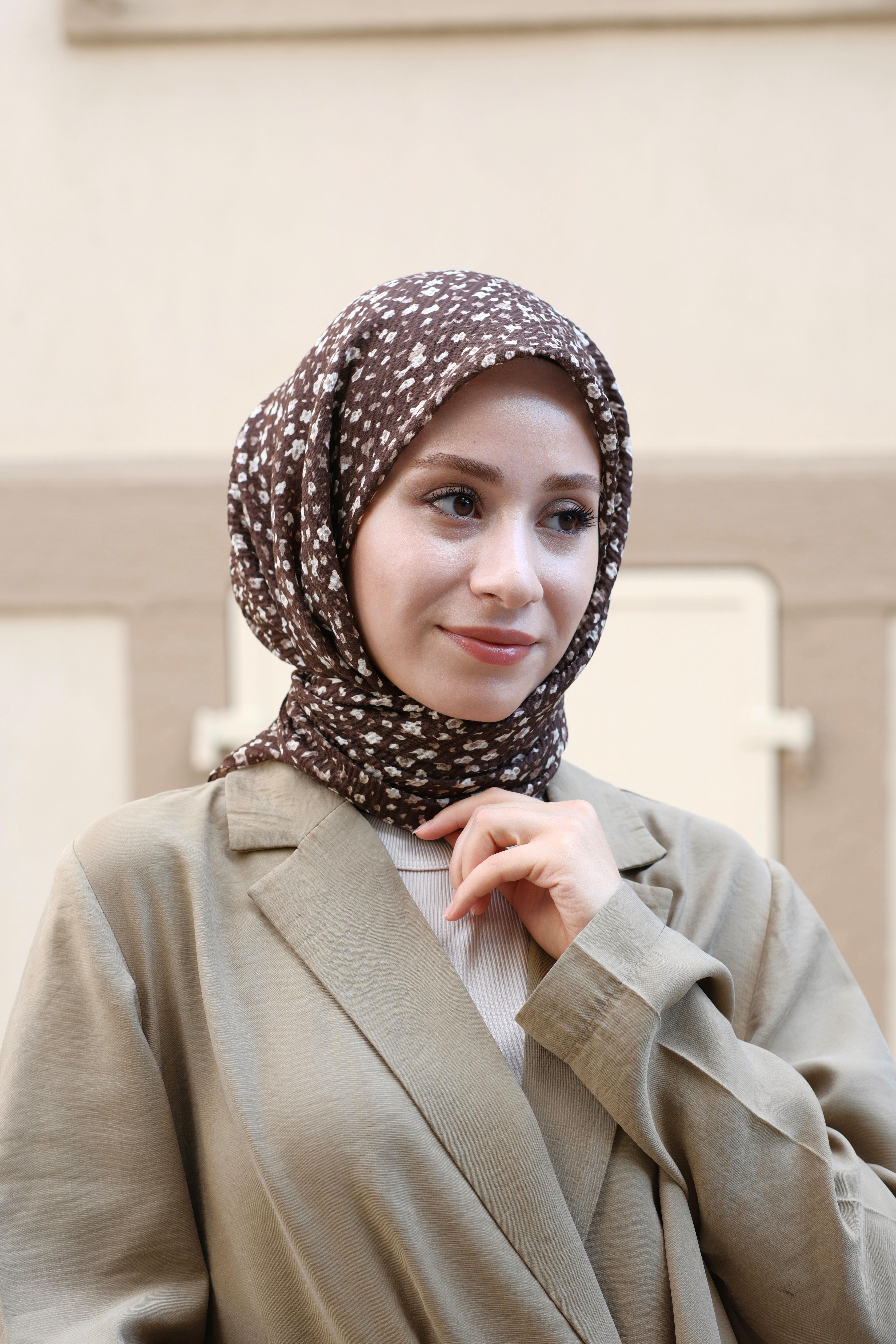 Çiçek Desenli Bürümcük Eşarp Kahverengi