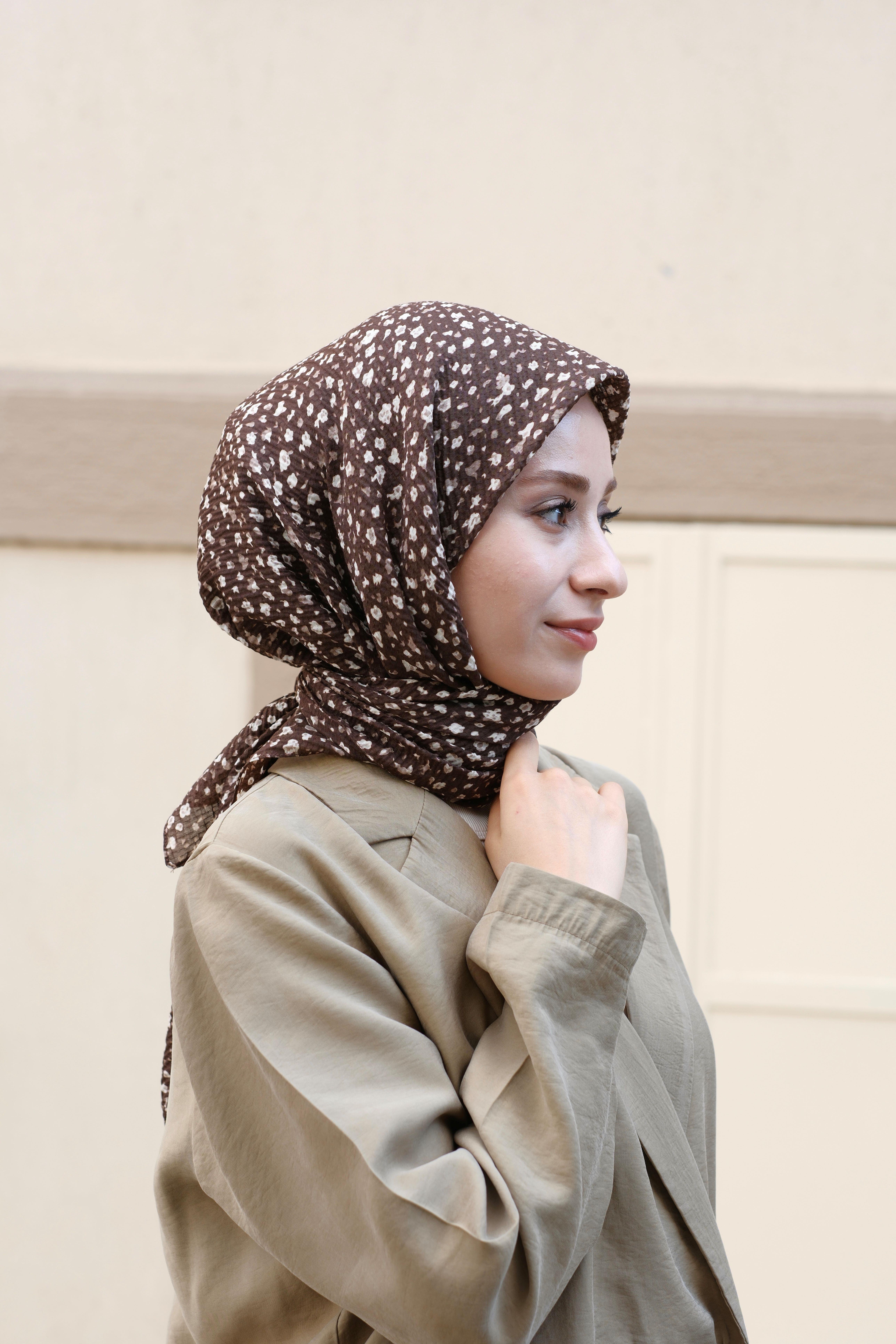 Çiçek Desenli Bürümcük Eşarp Kahverengi