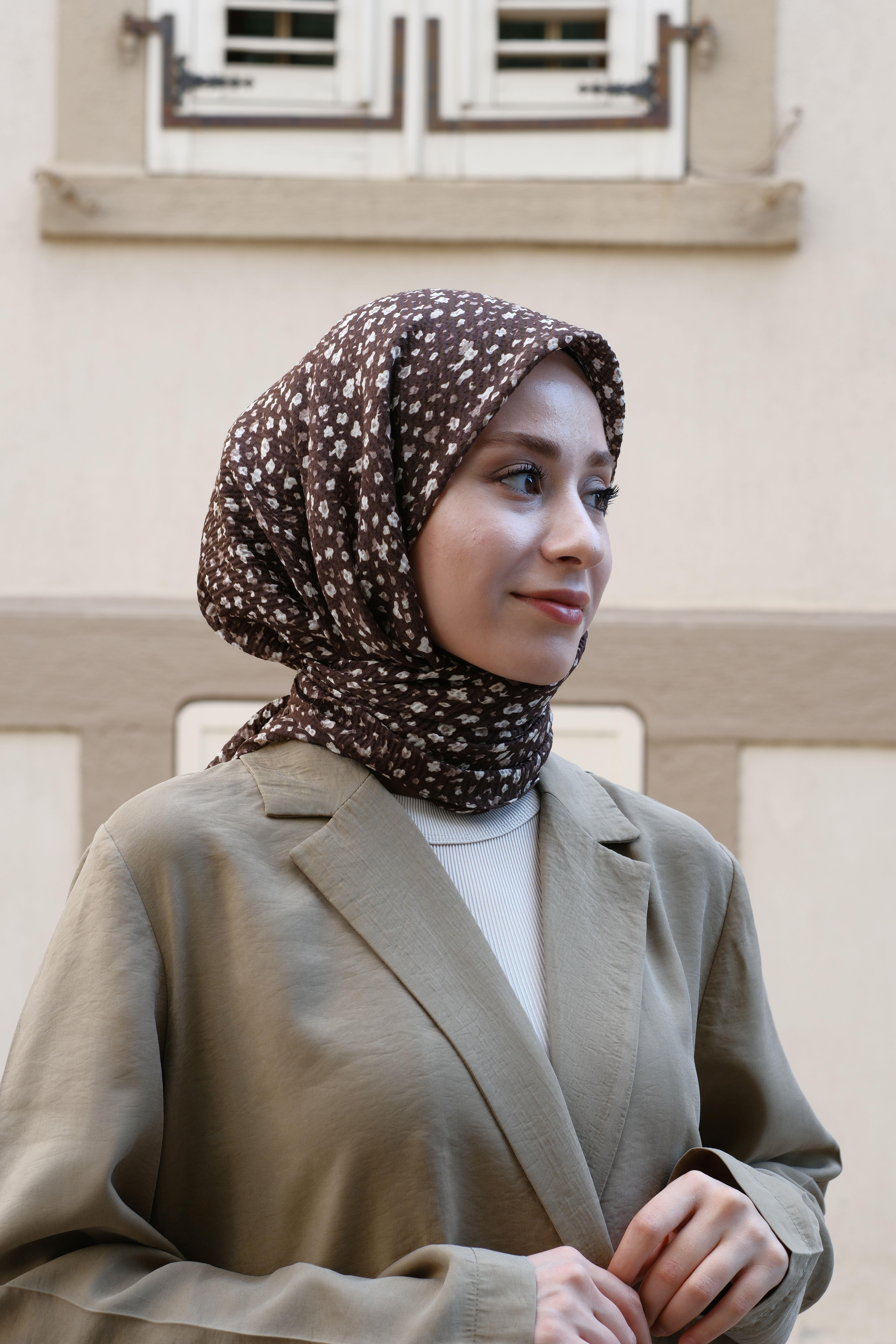 Çiçek Desenli Bürümcük Eşarp Kahverengi