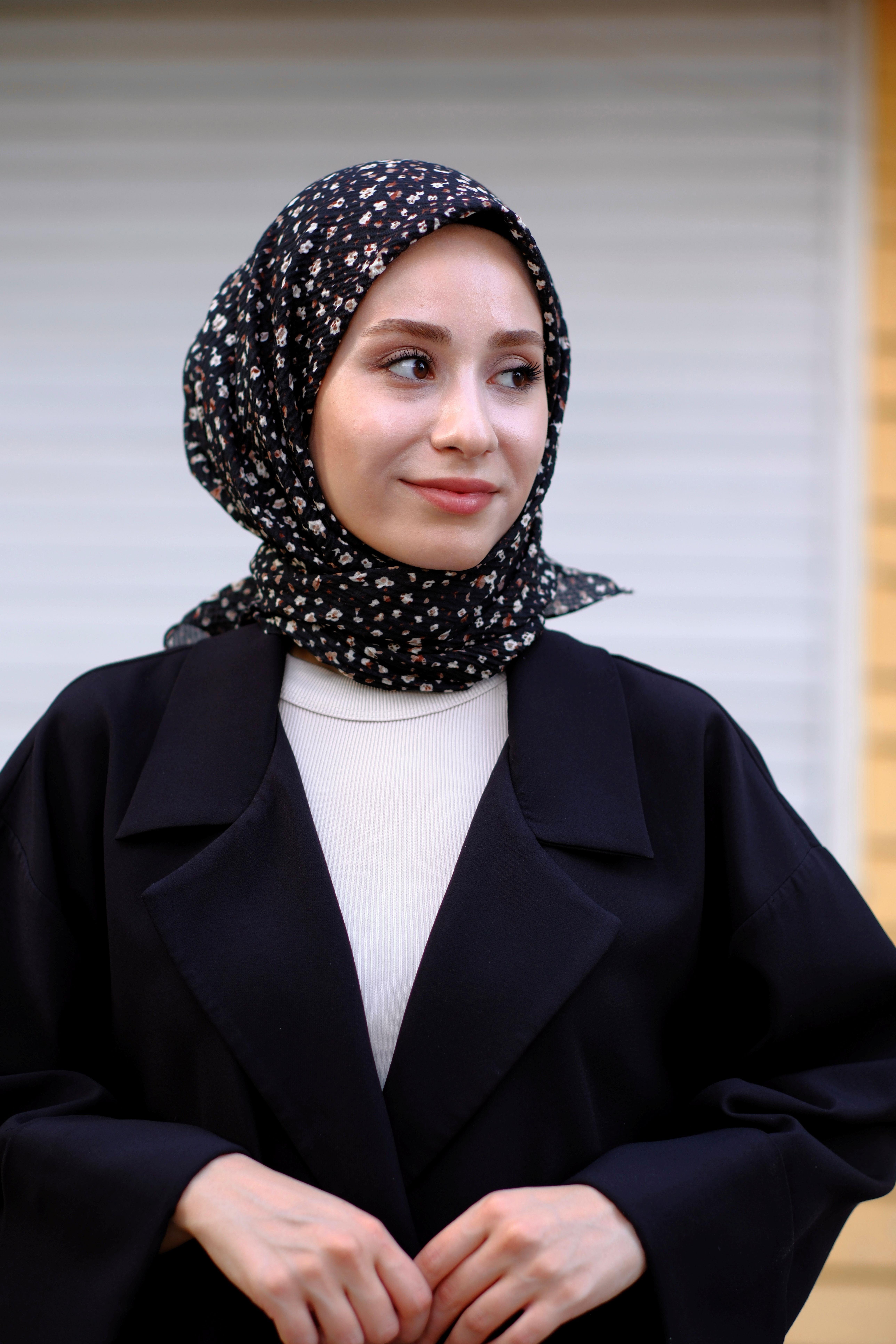Çiçek Desenli Bürümcük Eşarp Siyah