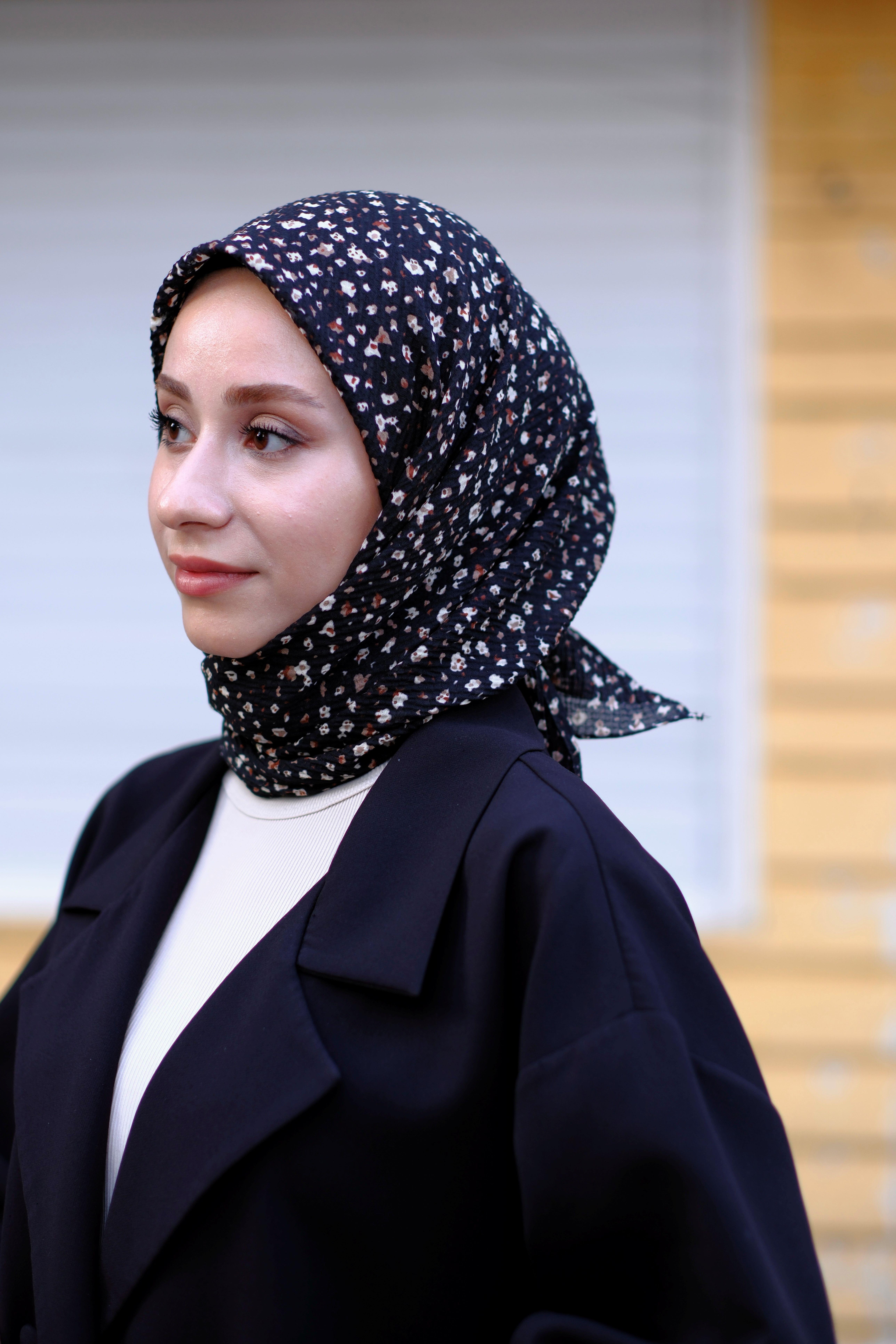 Çiçek Desenli Bürümcük Eşarp Siyah