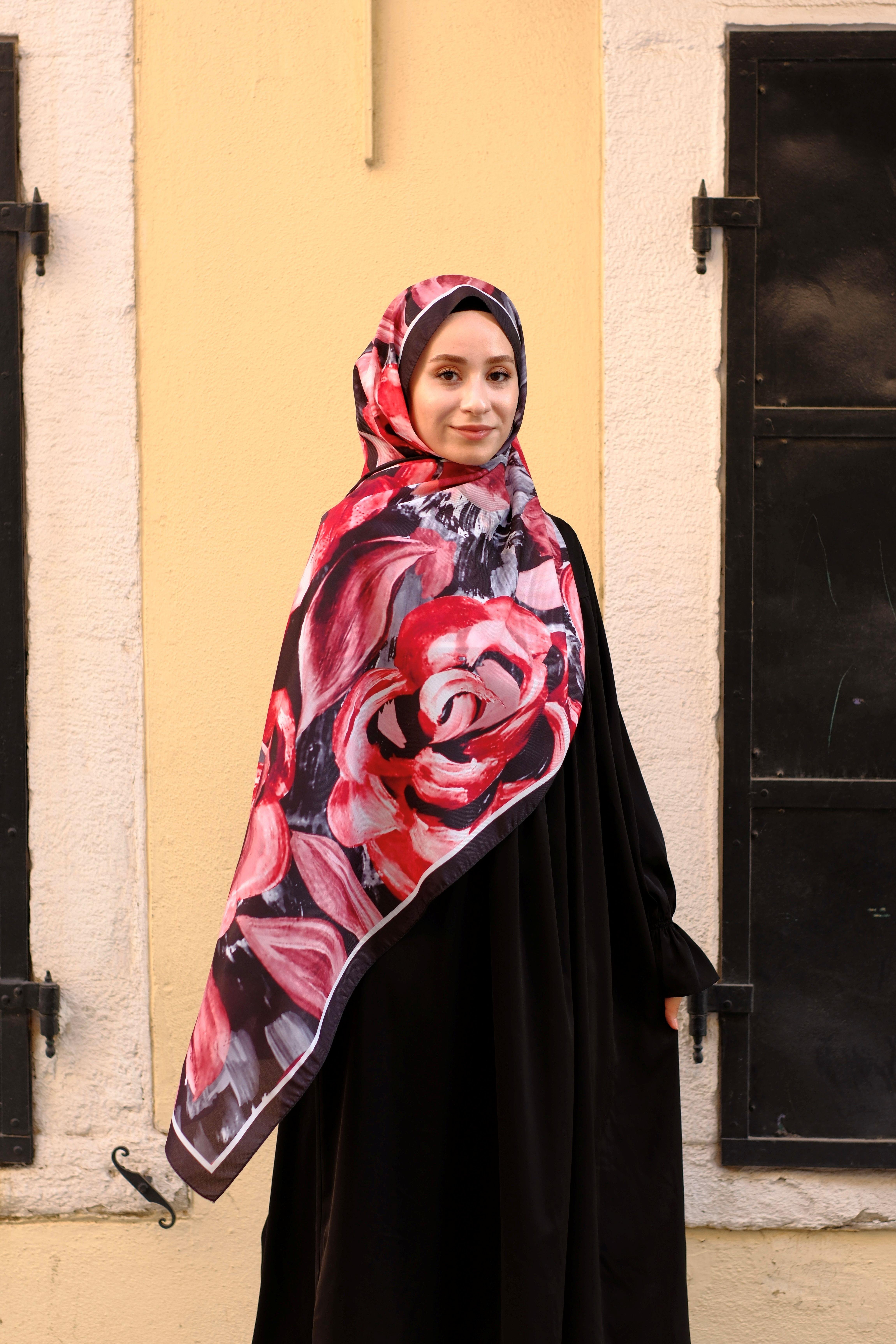 Gül Desenli Şal Siyah