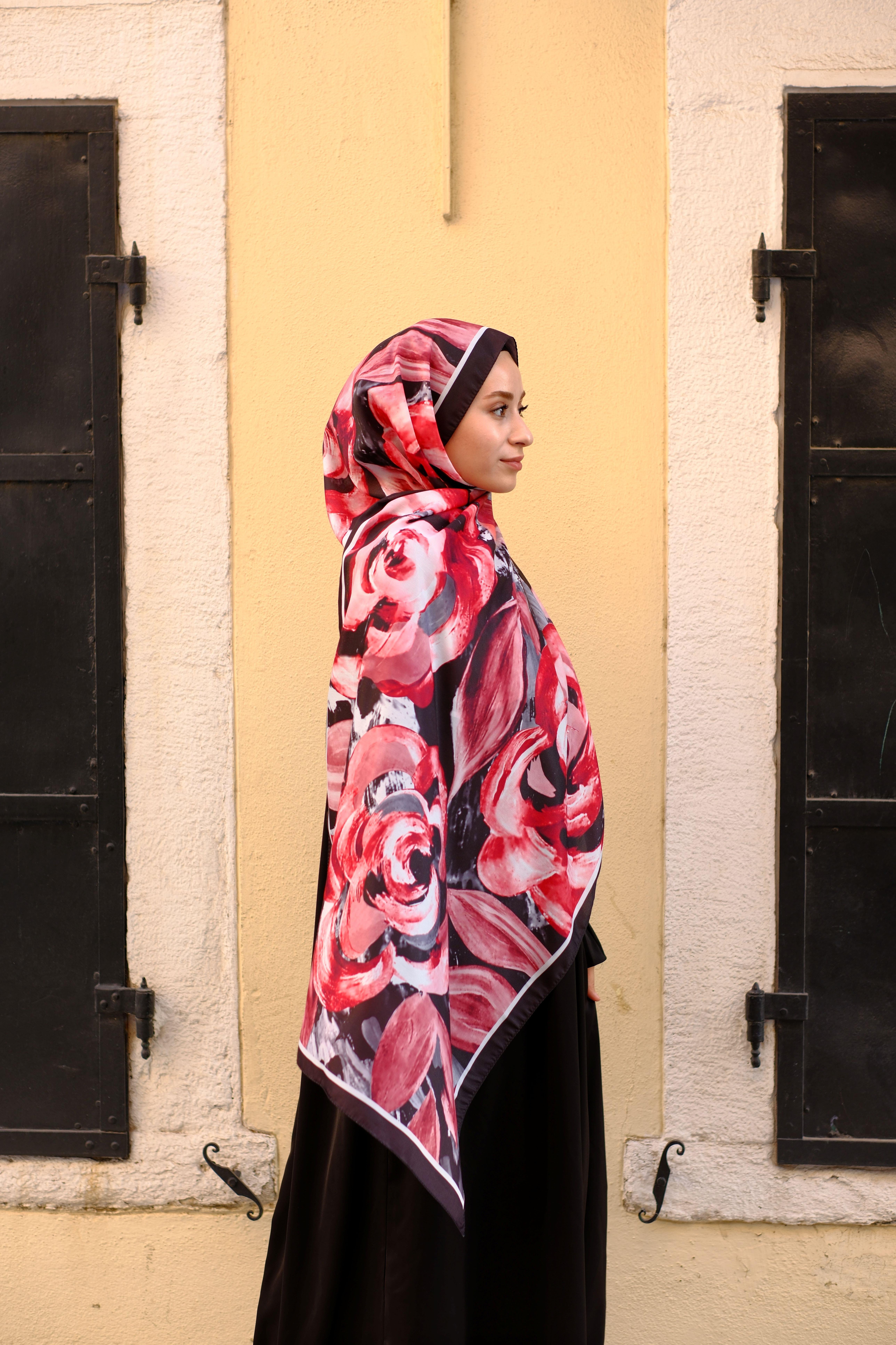 Gül Desenli Şal Siyah