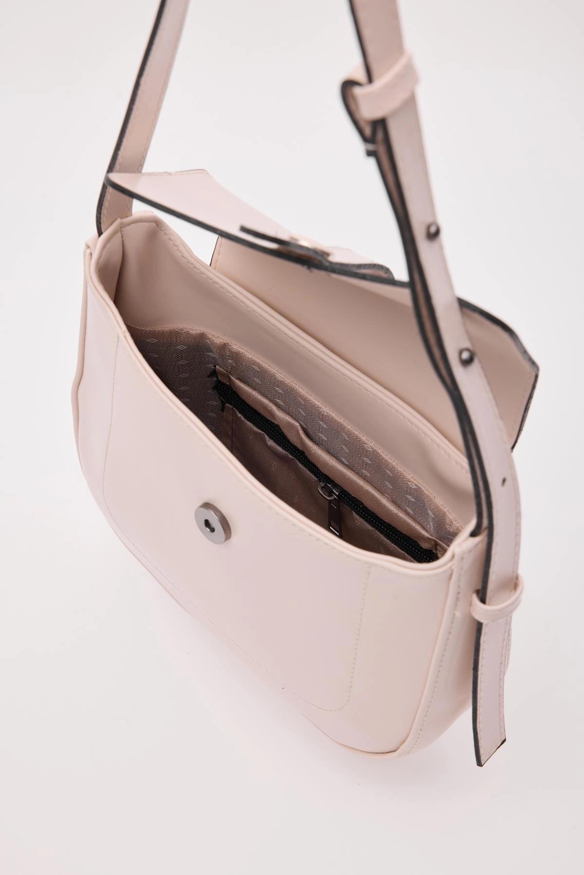 Kapaklı Oval Baget Çanta Krem