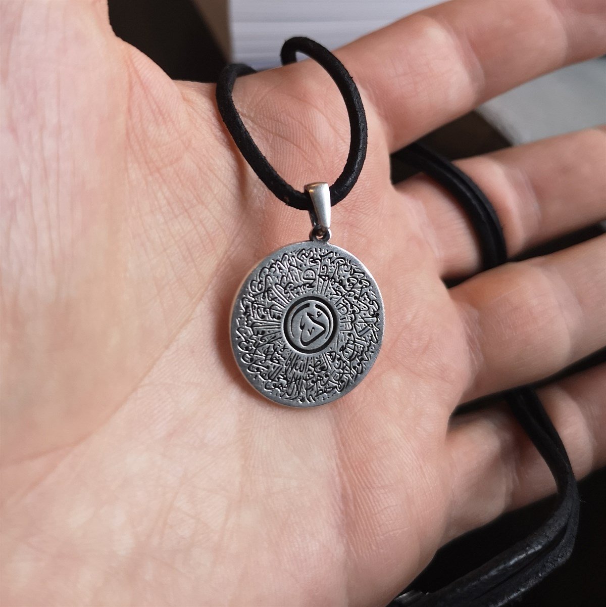 Allahım onu değerli kıl ve ona bir zarar gelmesine müsaade etme duası yazılı ortada özel isim yazılı gümüş 2,5 cm çapında özel tasarım madalyon