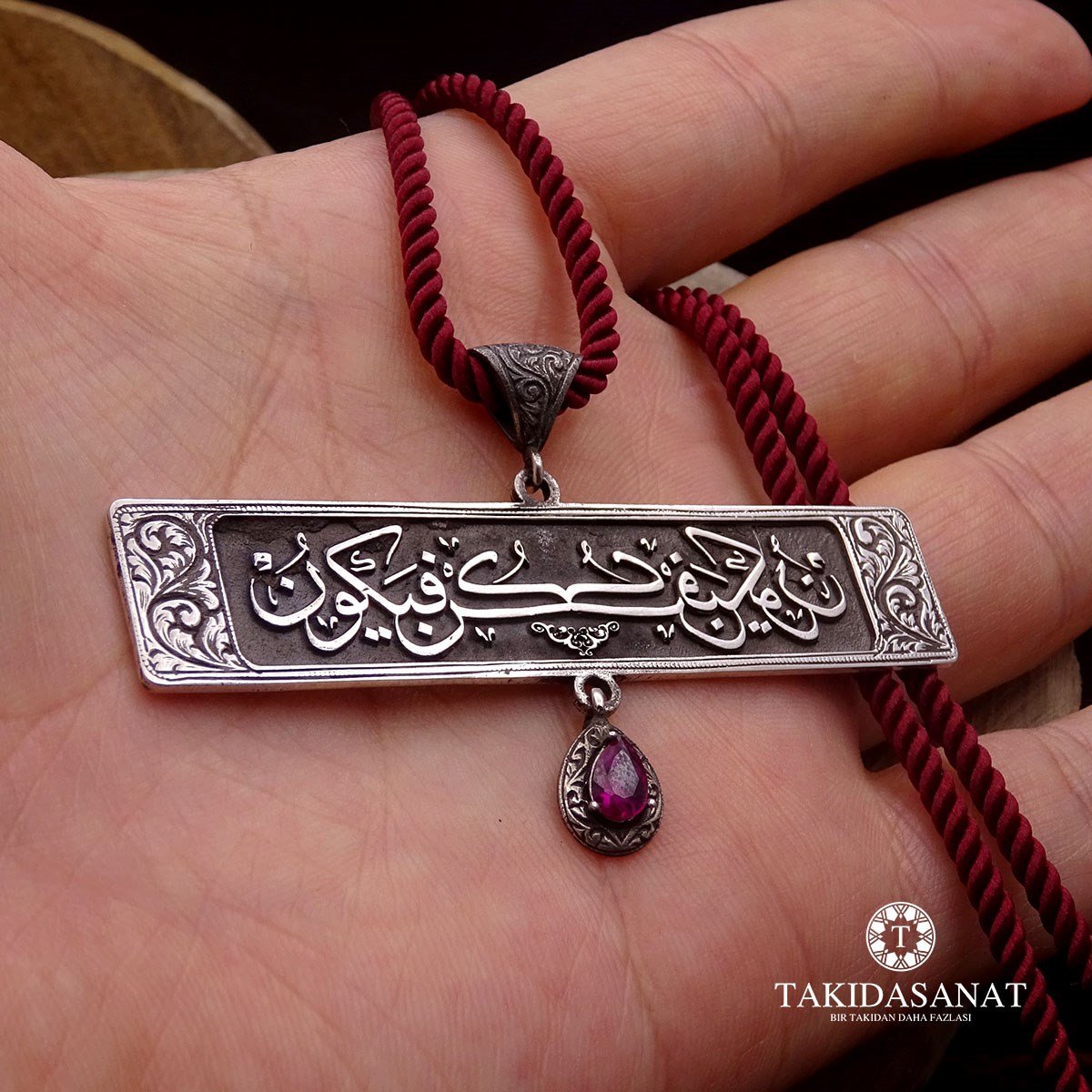 Ol Der ve Olur Yazılı Kalem İşlemeli Gümüş Madalyon