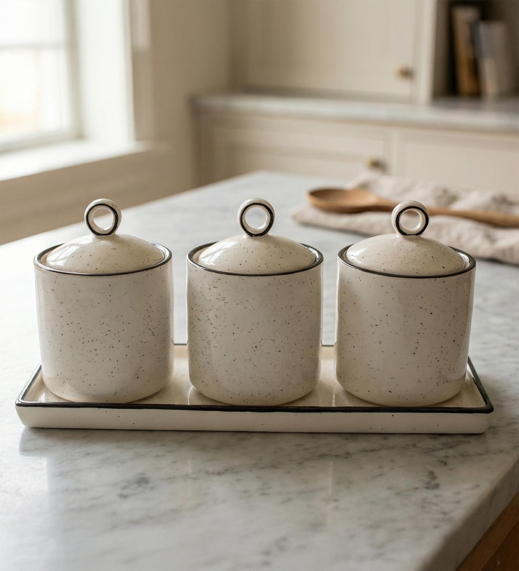 3'lü Standlı Vakumlu Kapaklı Beyaz Renk Porselen Baharatlık 7 Parça Baharat Saklama Kabı 400mL.