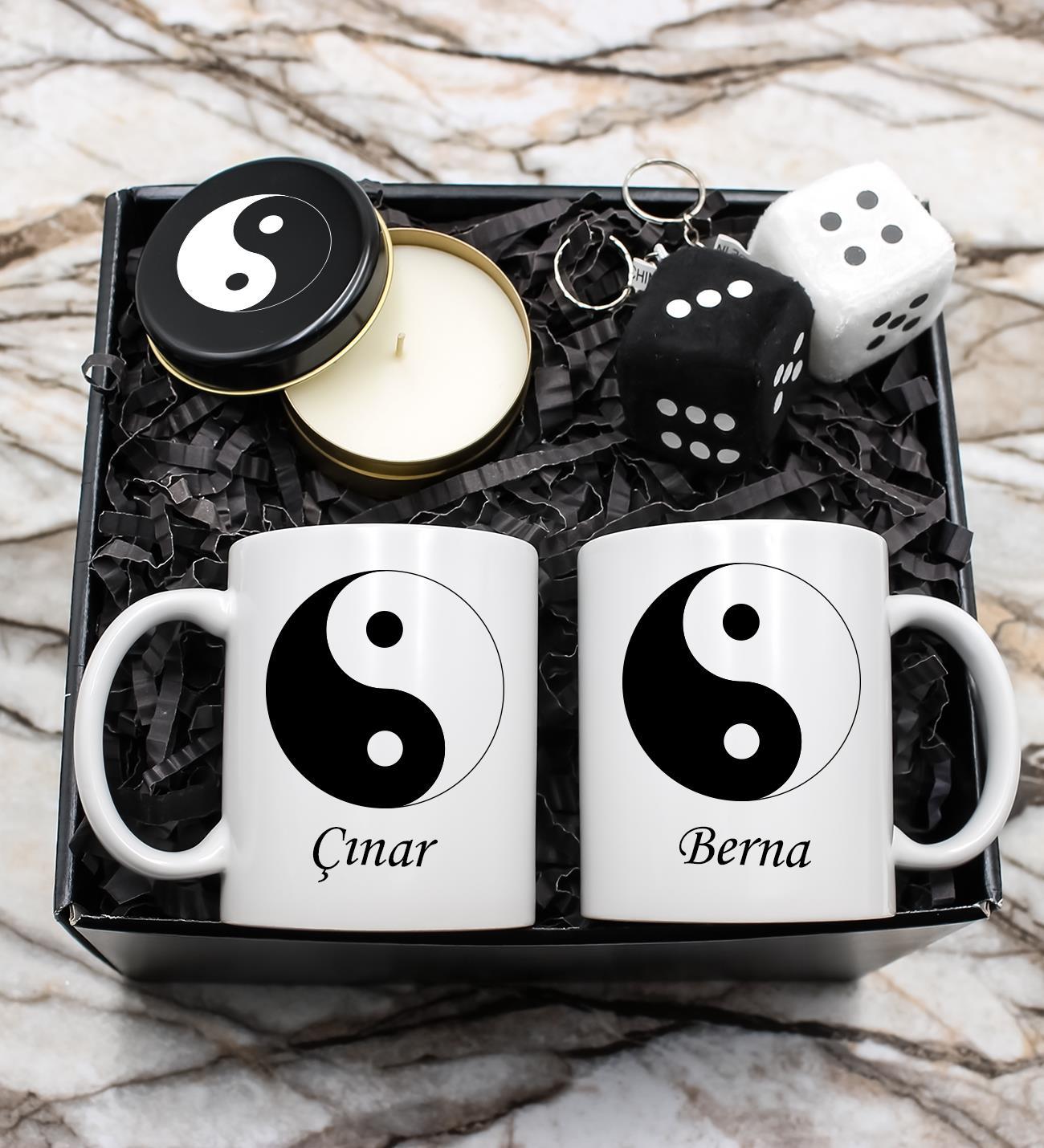 Çiftlere Özel Kişiselleştirilebilir 2'li Yin Yang Kupa & 2'li Zar Anahtarlık & Kutulu Yin Yang Mum Hediye Seti