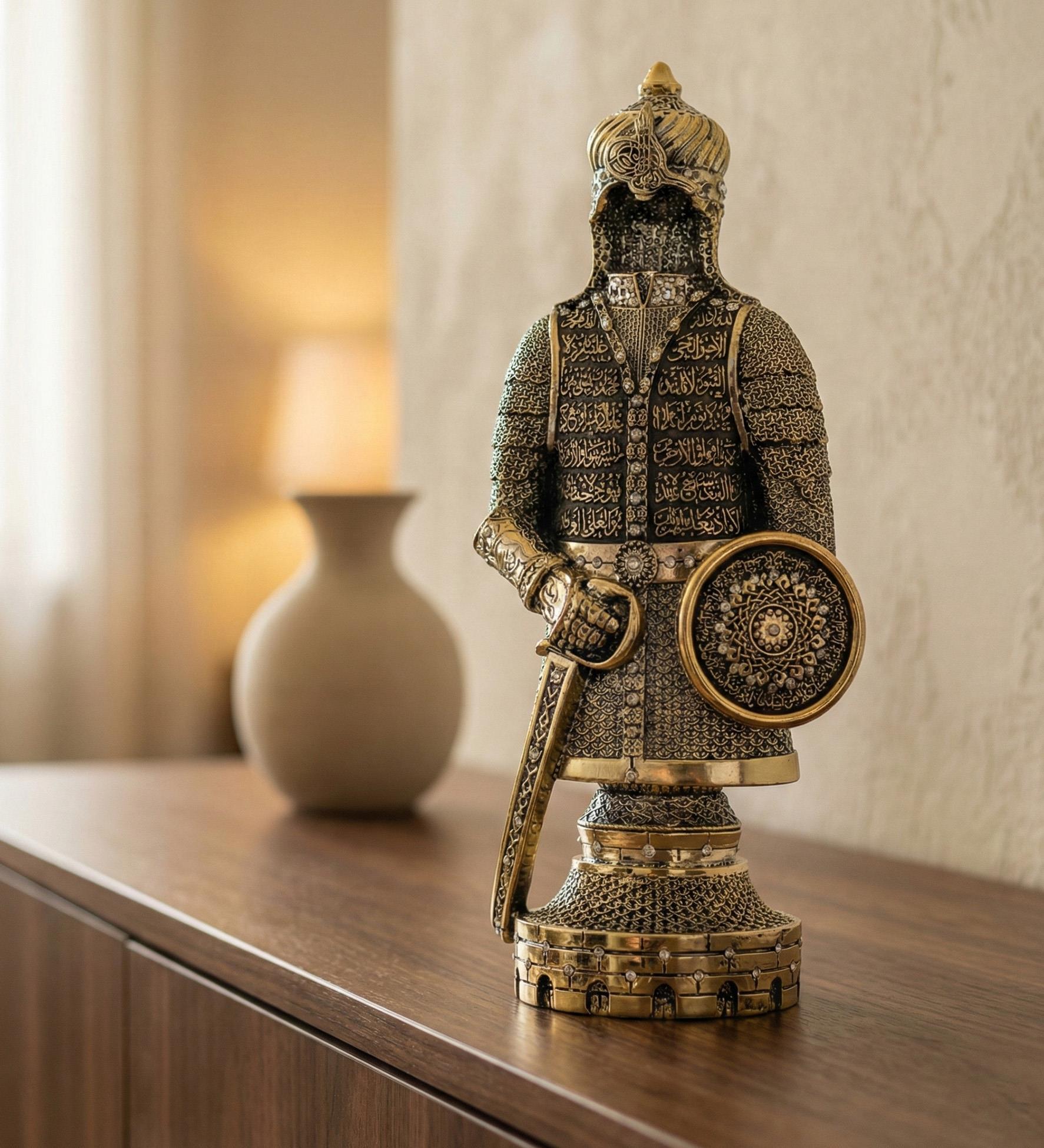 Gold Renk Ayetel Kürsi İşlemeli Osmanlı Zırh Biblo – Dekoratif Manevi Hediyelik 10x20 cm