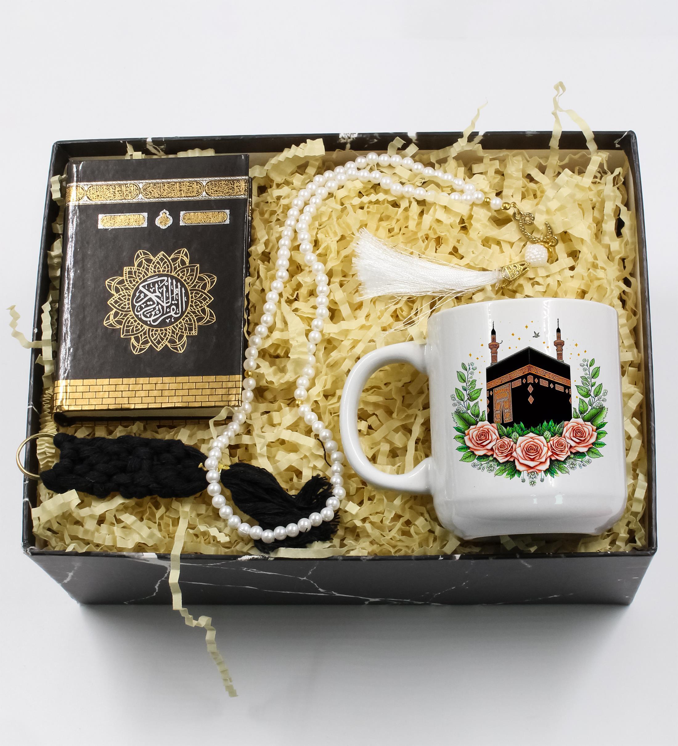 İslami Hediye Seti ( Kabe Tasarım Bella Kupa & Cep Boy Kur'an-ı Kerim & Namaz Tespihi & Örgü Anahtarlık)