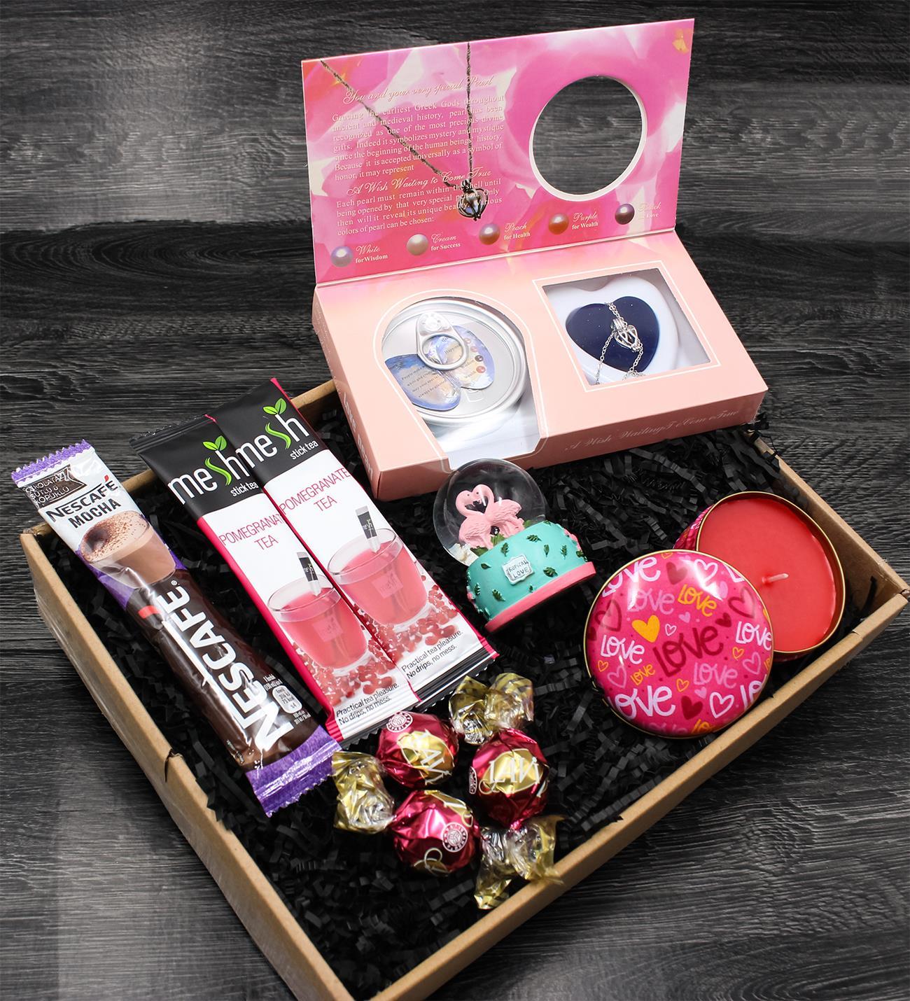 İstiridye İçinde İnci Kolye & Flamingo Mini Kar Küresi & Metal Mum & 3'lü Lavi & 2'li Mesh Stick Çay & Mocha Hediye Seti