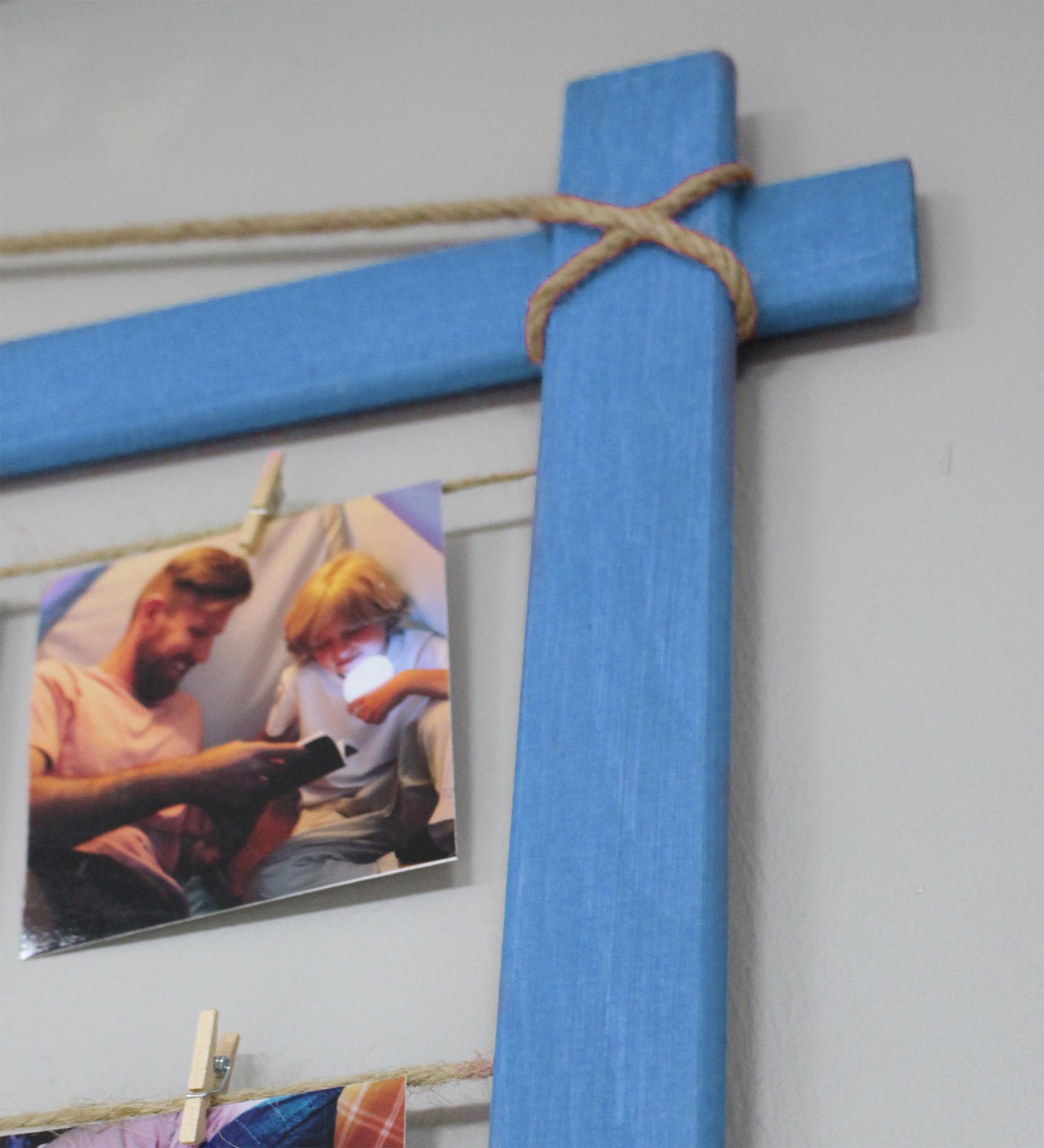 Kişiye Özel 12 Fotoğraflı Mandallı Mavi Renk Ahşap Fotoğraf Çerçevesi Büyük Boy 48x68cm