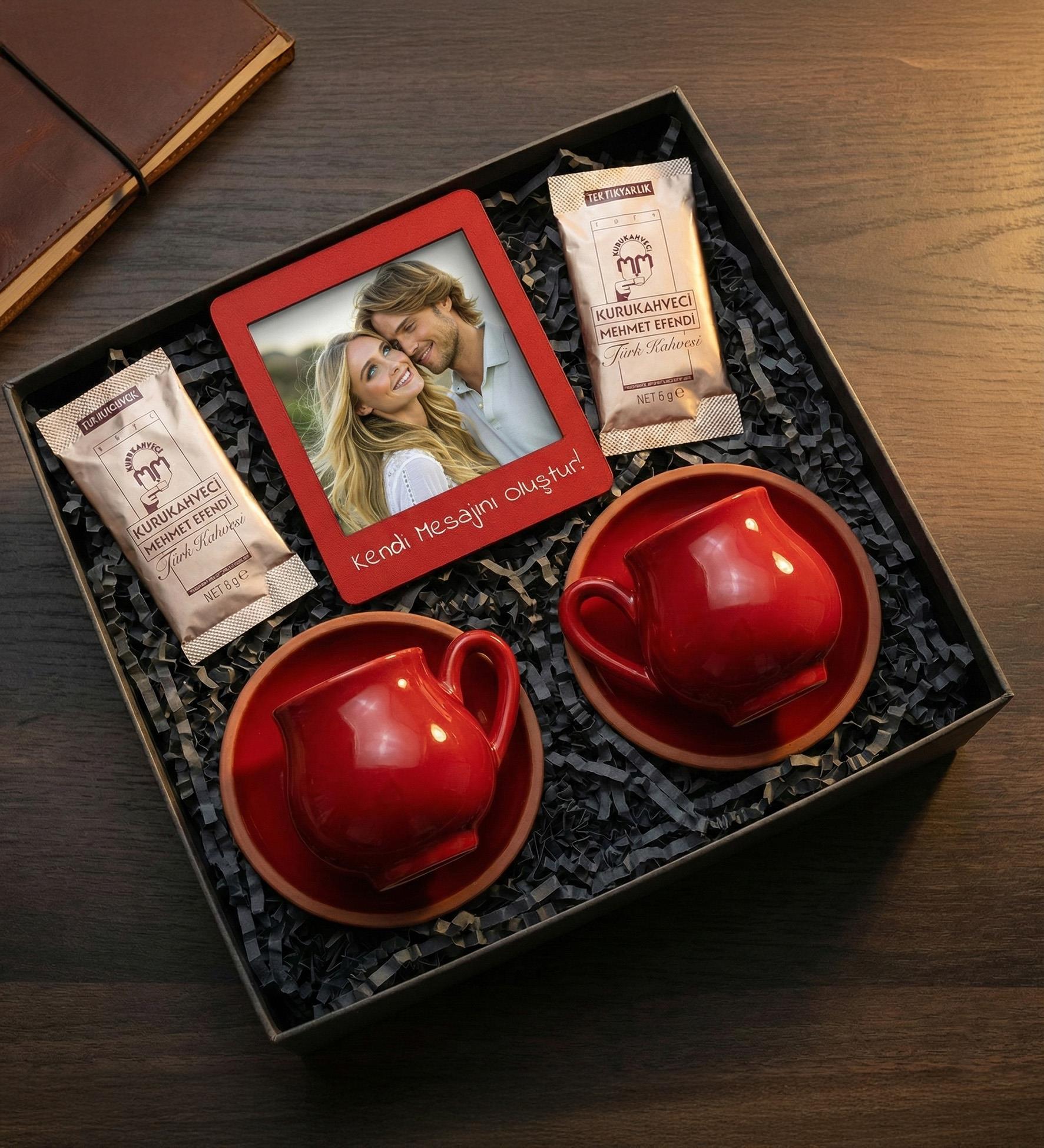 Kişiye Özel Fotoğraf ve Mesajlı Çerçeve & 2'li Kırmızı Renk El Yapımı Toprak Altlıklı Seramik Fincan & 2'li Kahve Hediye Seti